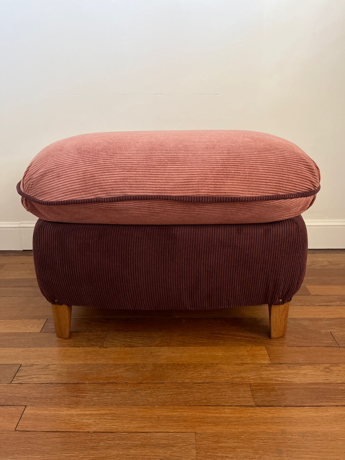 Siège, pouf vintage en velours côtelé rose et violine