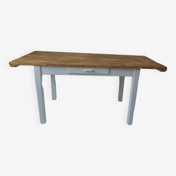 Farm table, leg and belt patinated pearl gray, waxed top medium oak.