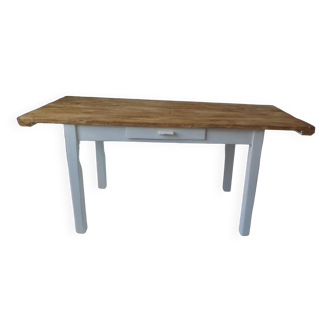 Table de ferme, piètement et ceinture patinés gris perle, plateau ciré chêne moyen.