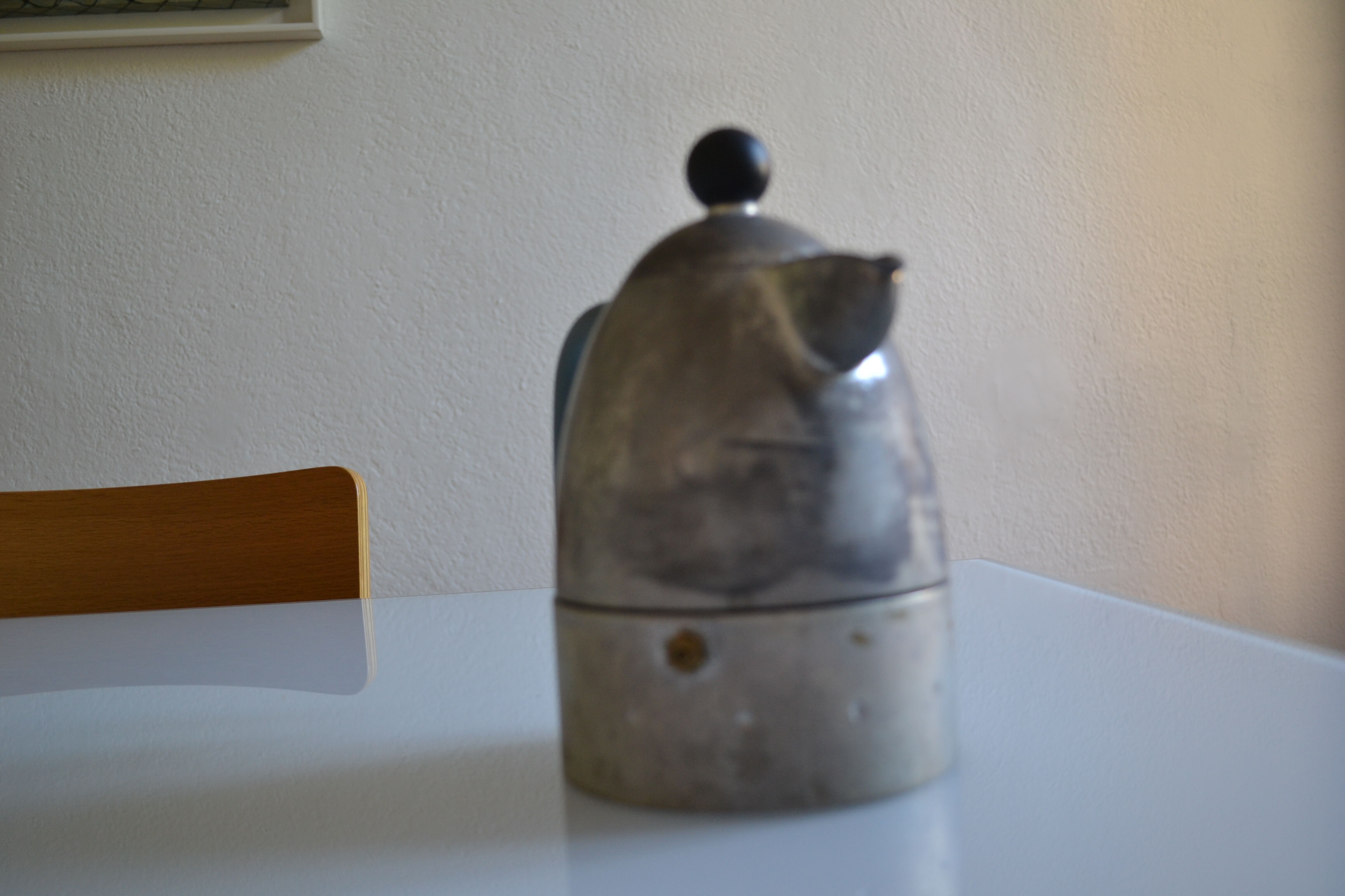 Cafetière alessi postmoderniste " pellicano " par Michael Graves