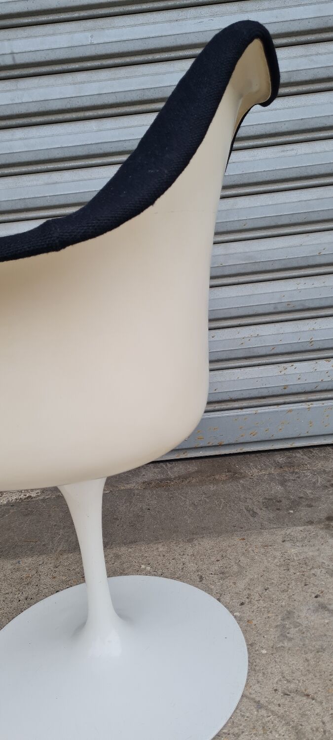 Tulip armchair by Eero Saarinen for Knoll