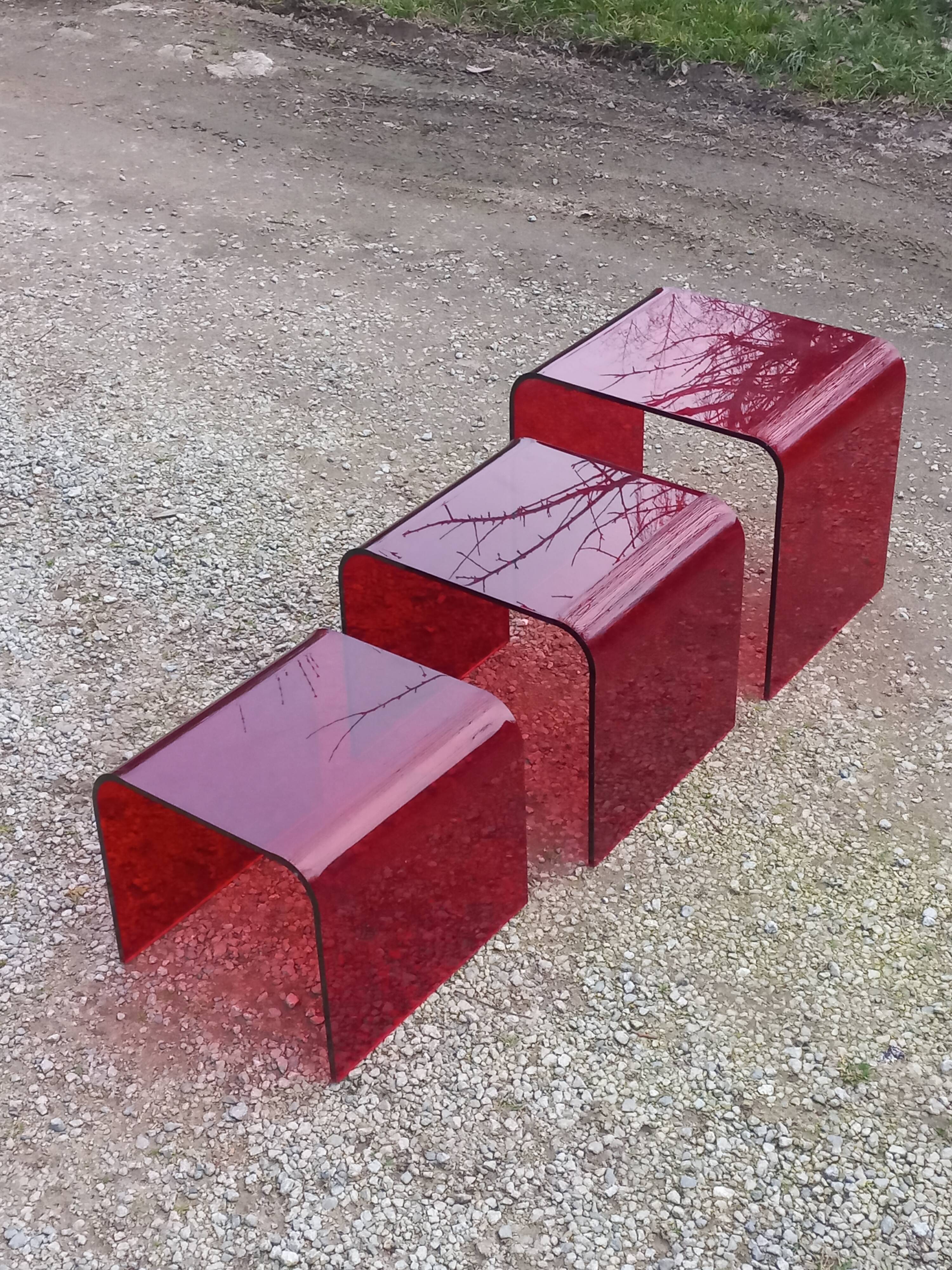 Set of 3 nesting tables in red plexiglass from the 70-80s