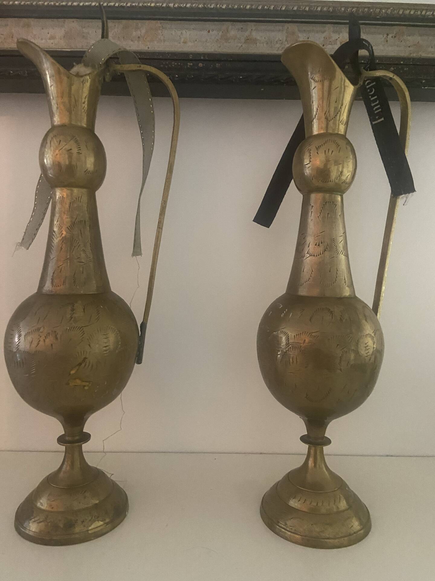 Pair of chiselled gilded bronze ewers – Oriental decoration – Antique pieces