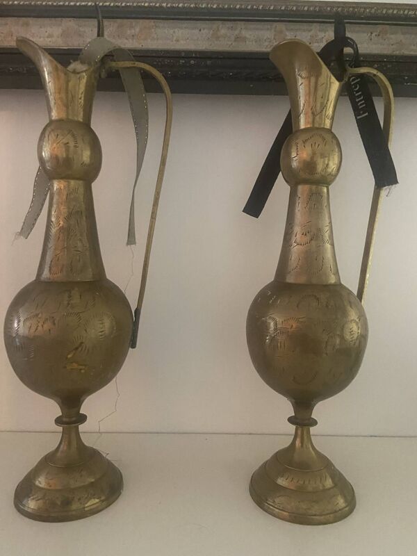 Paire d’aiguières en bronze doré ciselé – Décor oriental – Pièces anci