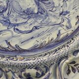 Plat creux rond en faïence bleue diamètre 48 cm signé