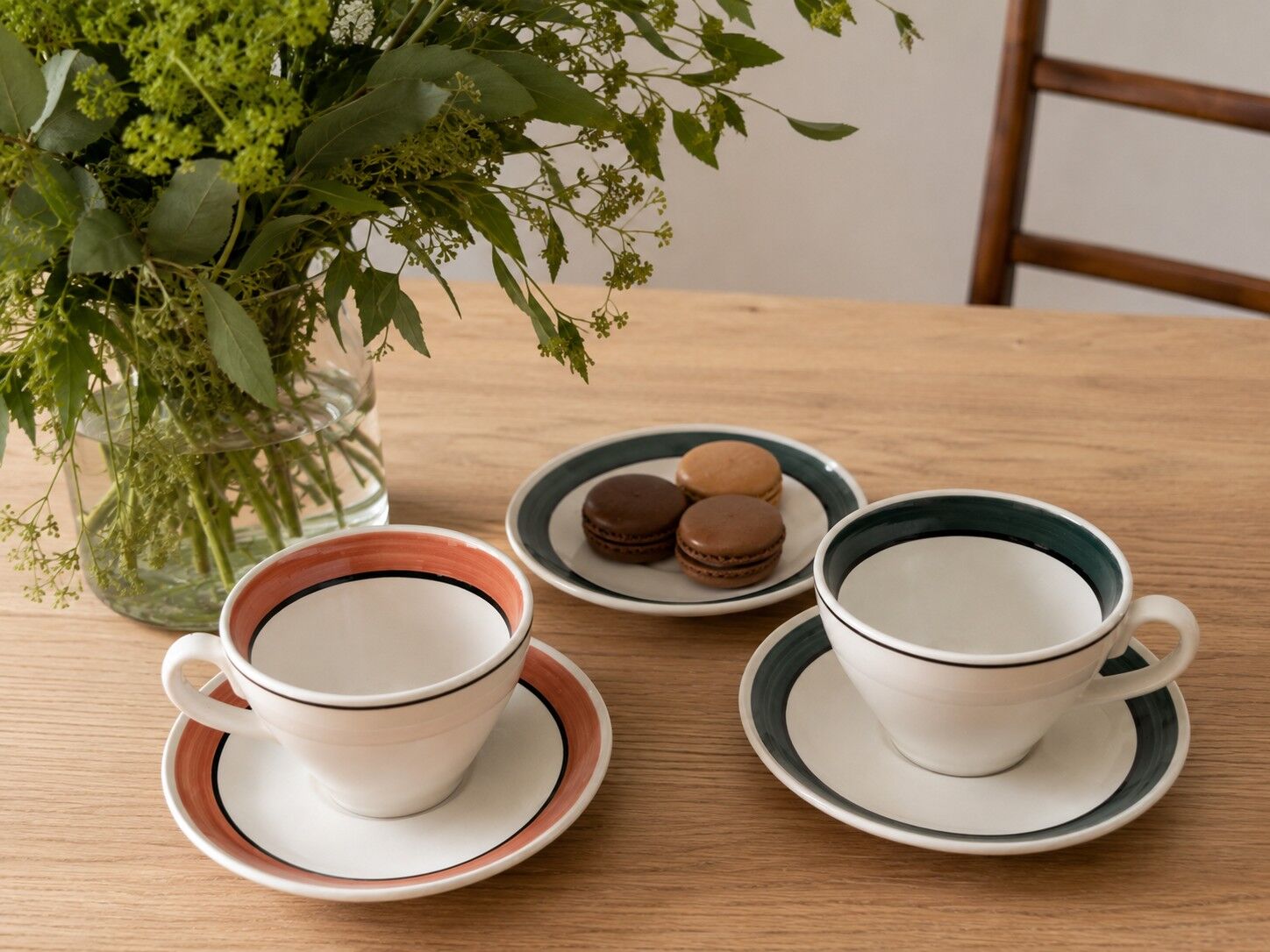 Ensemble de 4 grandes tasses vintage et 6 sous-tasses graphiques