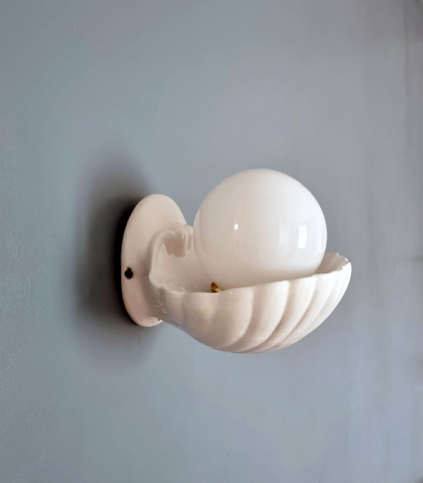 Shell wall lamp