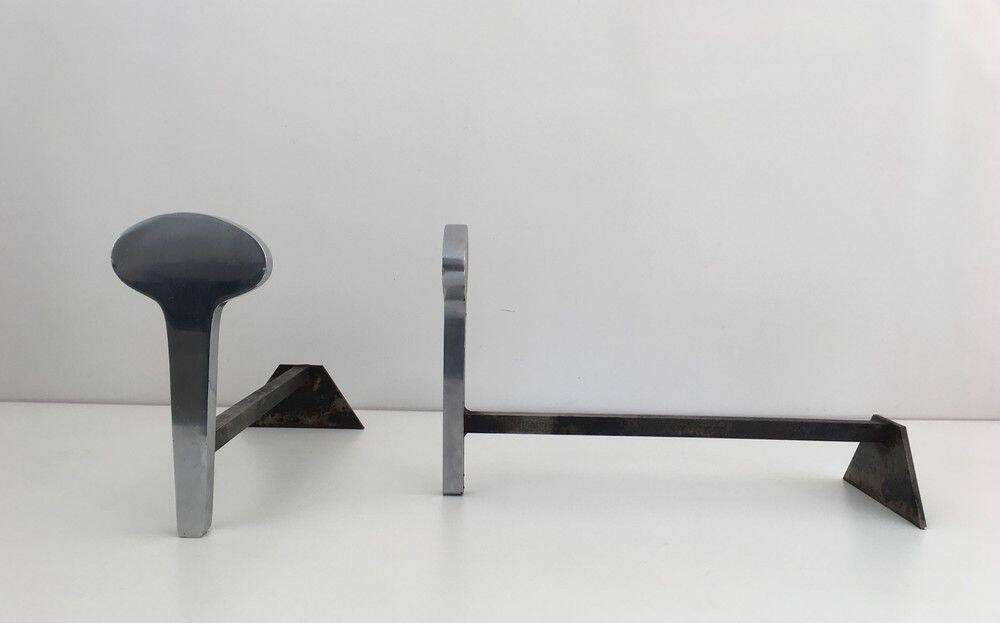 Paire de chenets modernistes en acier chromé et fer forgé