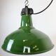 Lampe à suspension industrielle en émail vert, années 1960