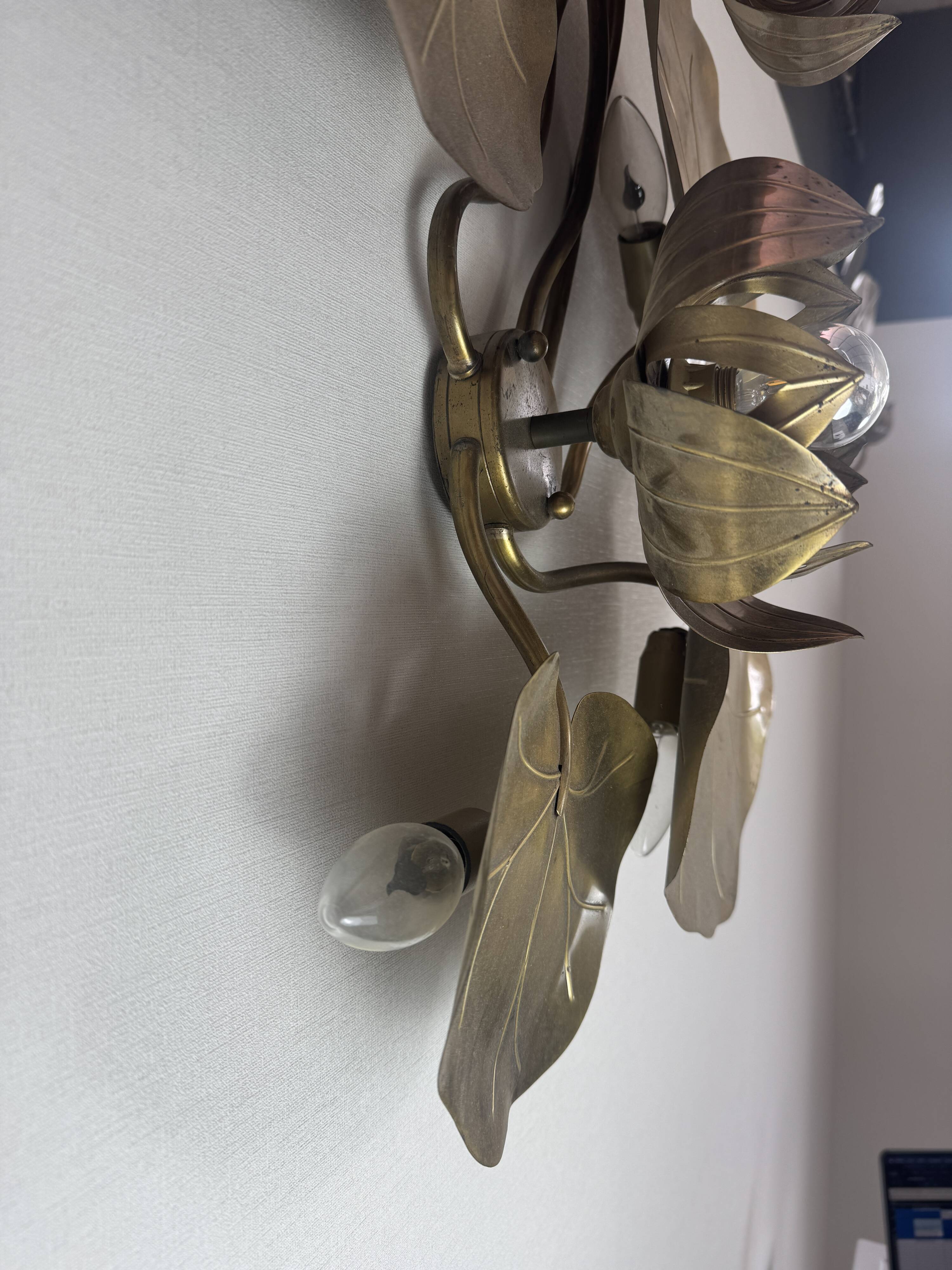 Large lily pad ceiling light in gilded brass Hollywood Regency — 7 lights — 1970