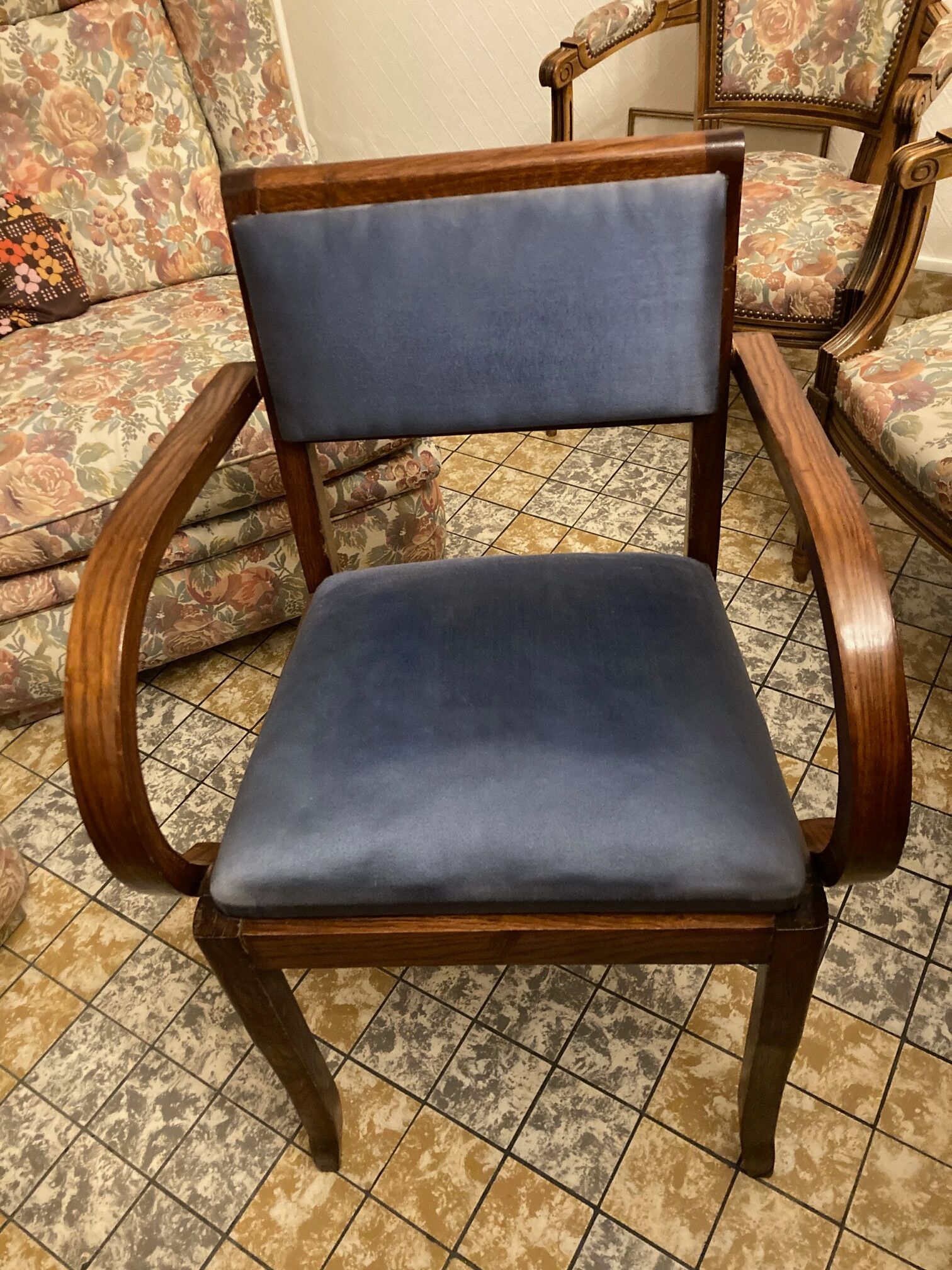 Chairs with armrests