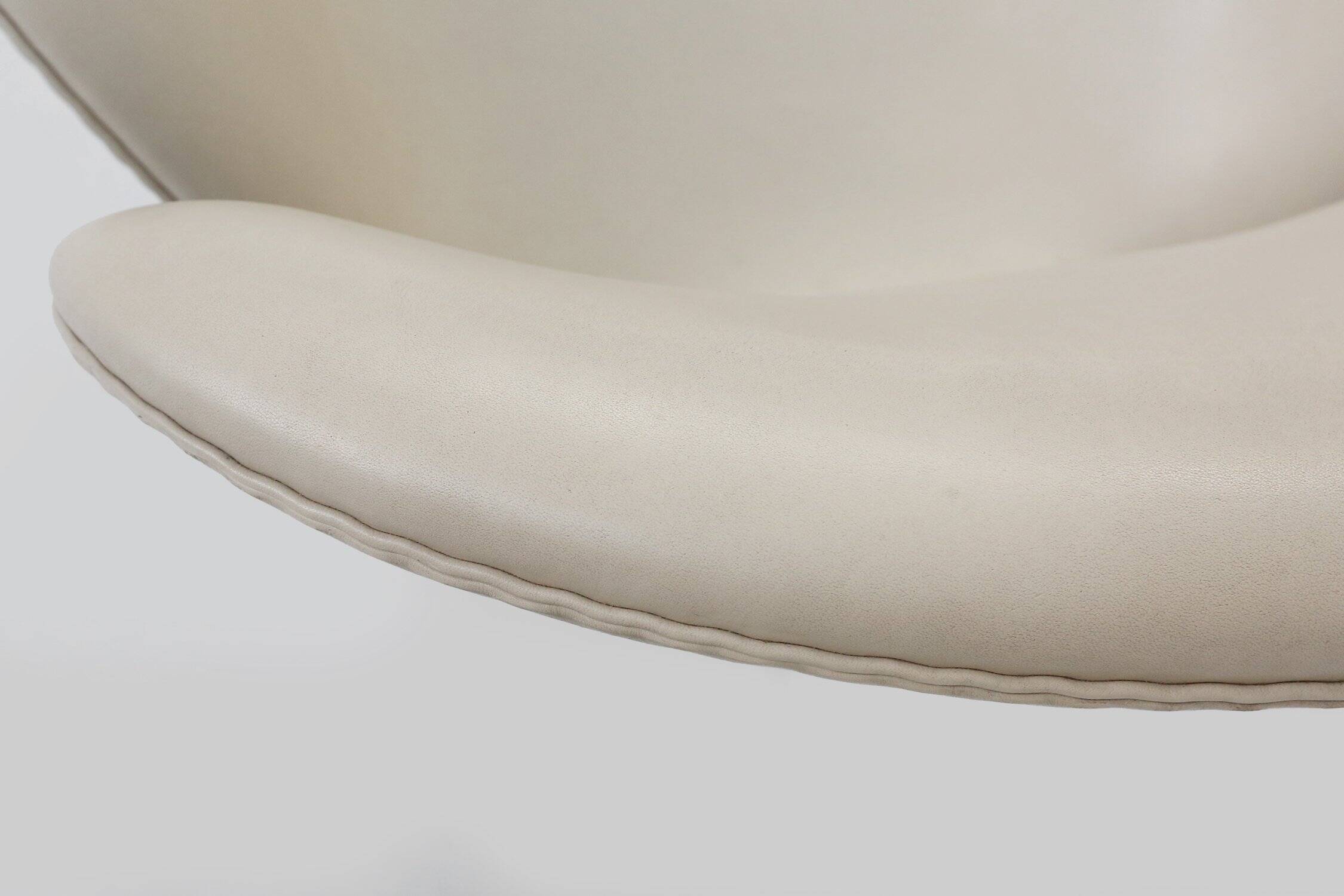 Set of Leather Swan Chairs by Arne Jacobsen for Fritz Hansen, Denmark 2006