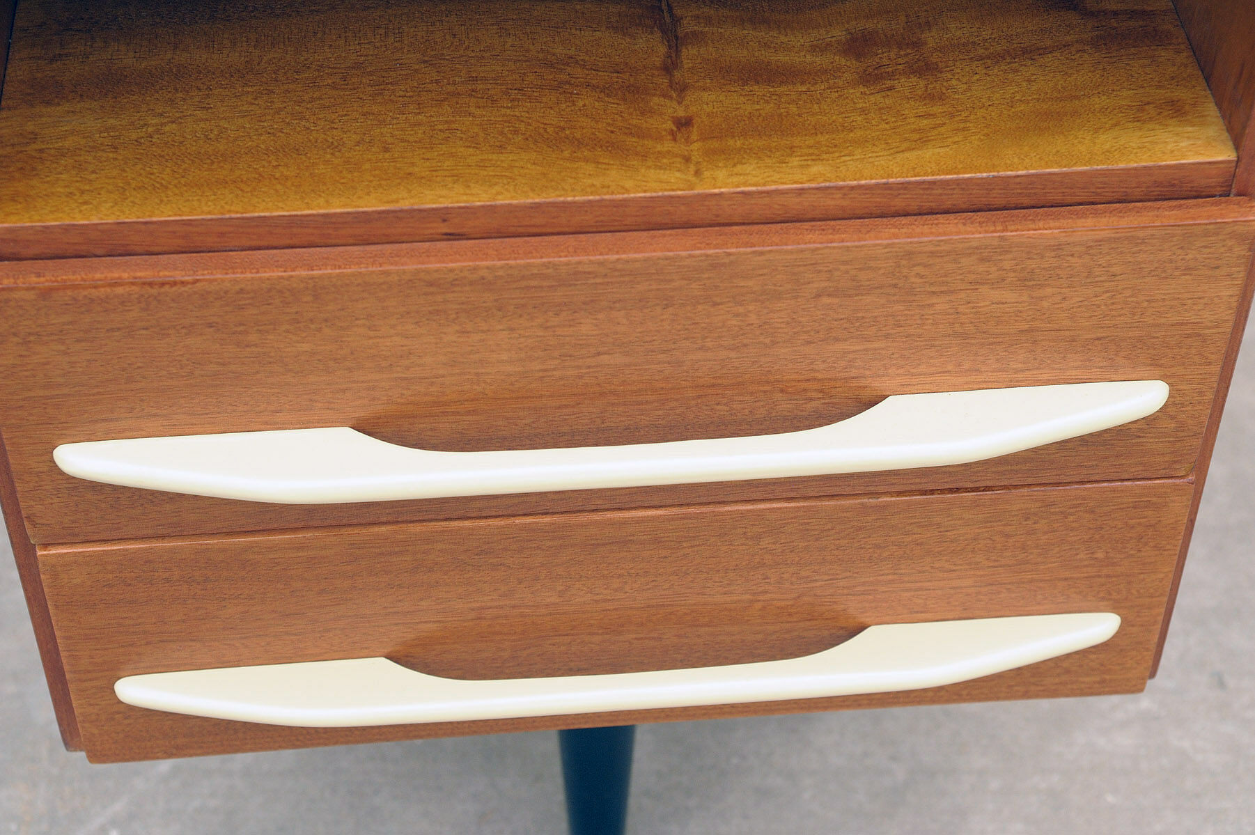 Table de chevet du milieu du siècle entièrement rénovée par Mojmír Požár, années 1960, Tchécoslovaquie