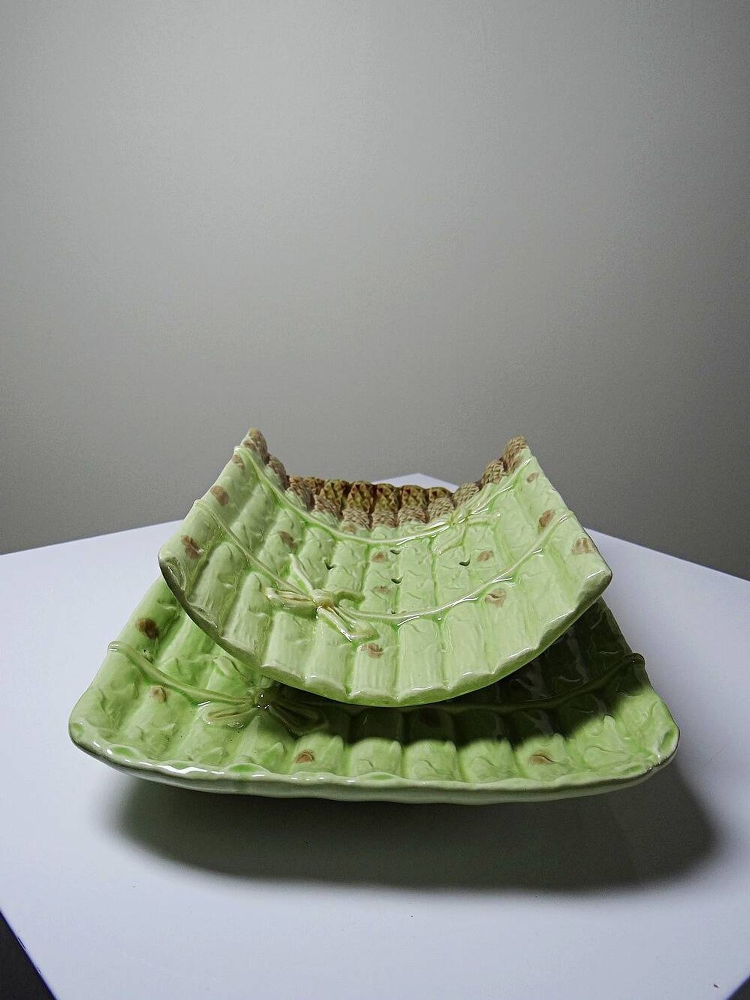 Asparagus service in earthenware, trompe-l'œil decoration, vintage 1970s-1980s.