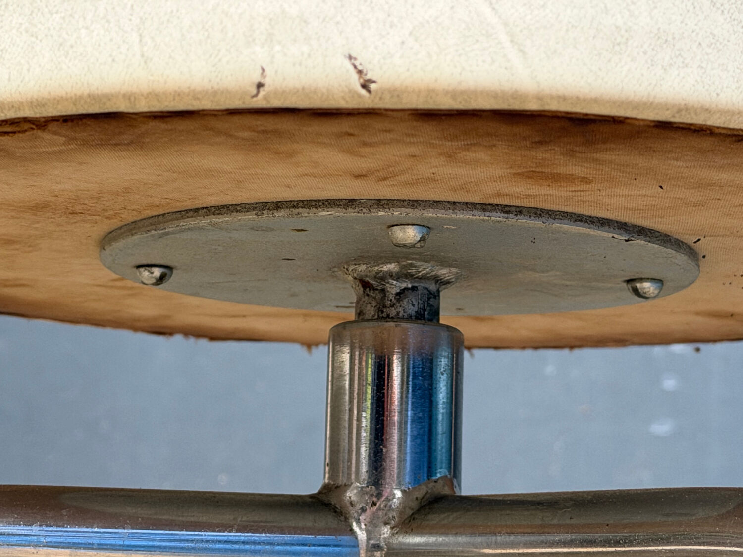 Pair of tripod workshop stools with screws from 1970.