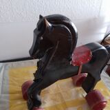 Cheval en bois à roulette