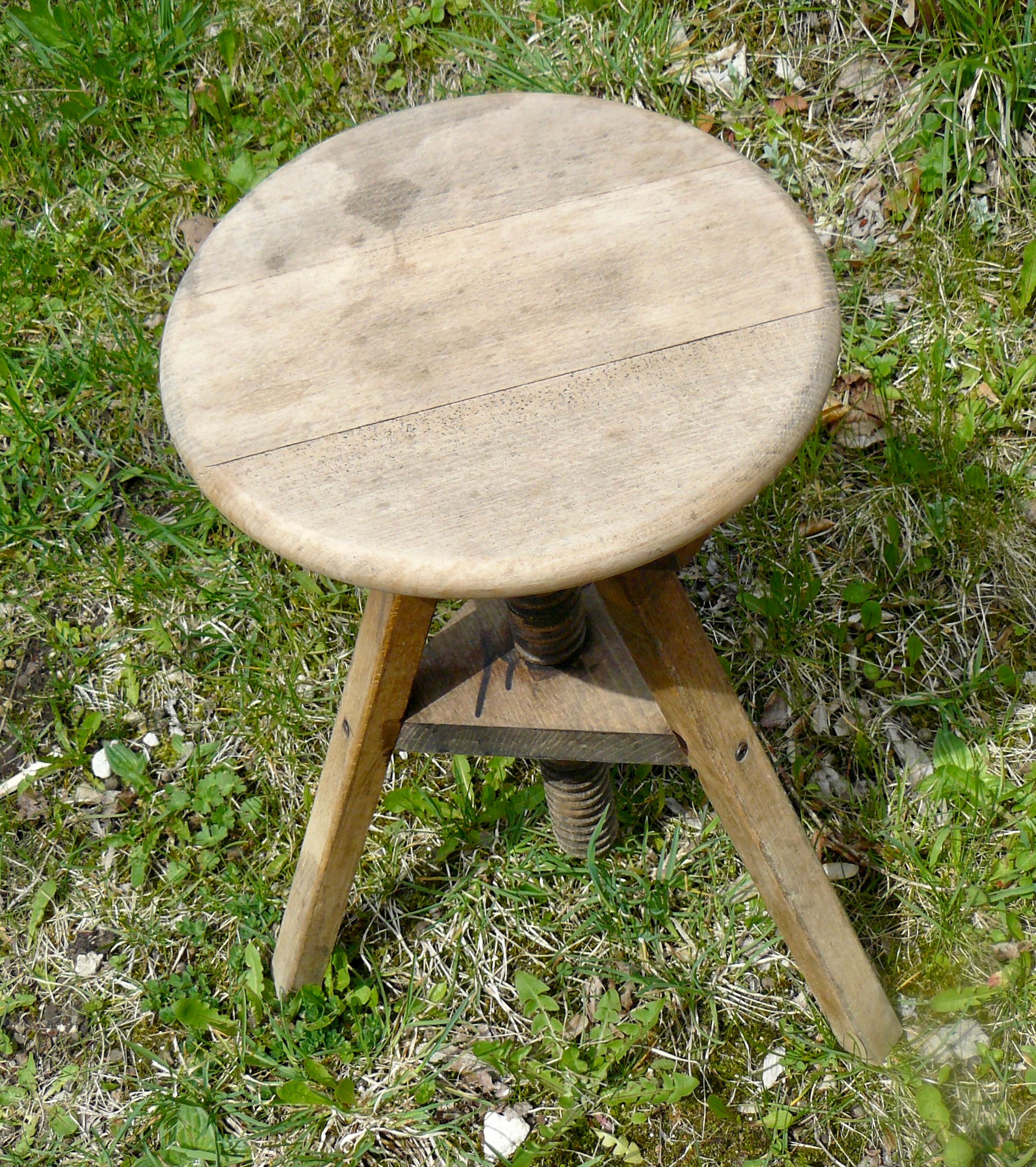 Tabouret tripode réglable à vis