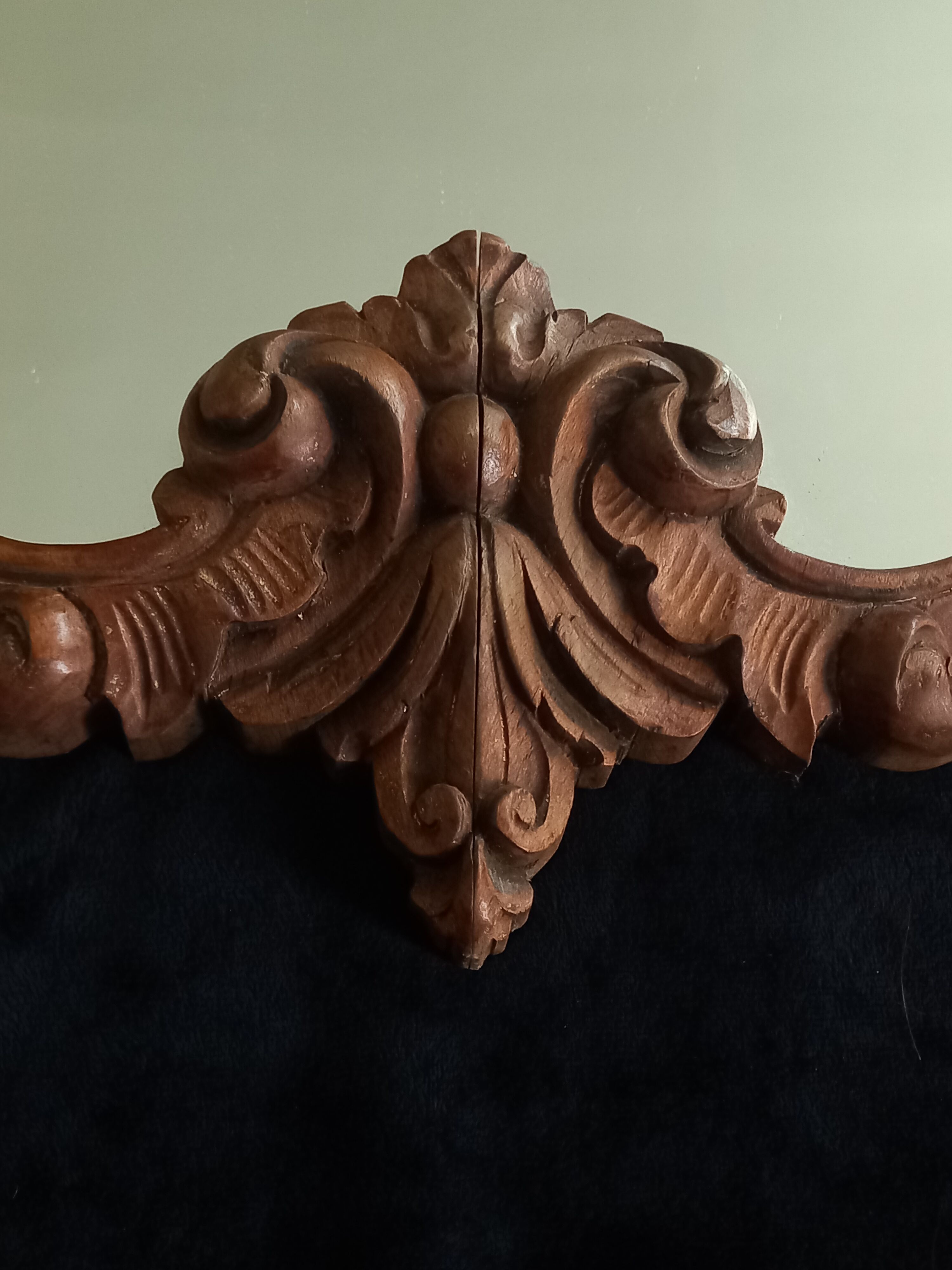 Mirror baroque style in carved walnut – late 19th