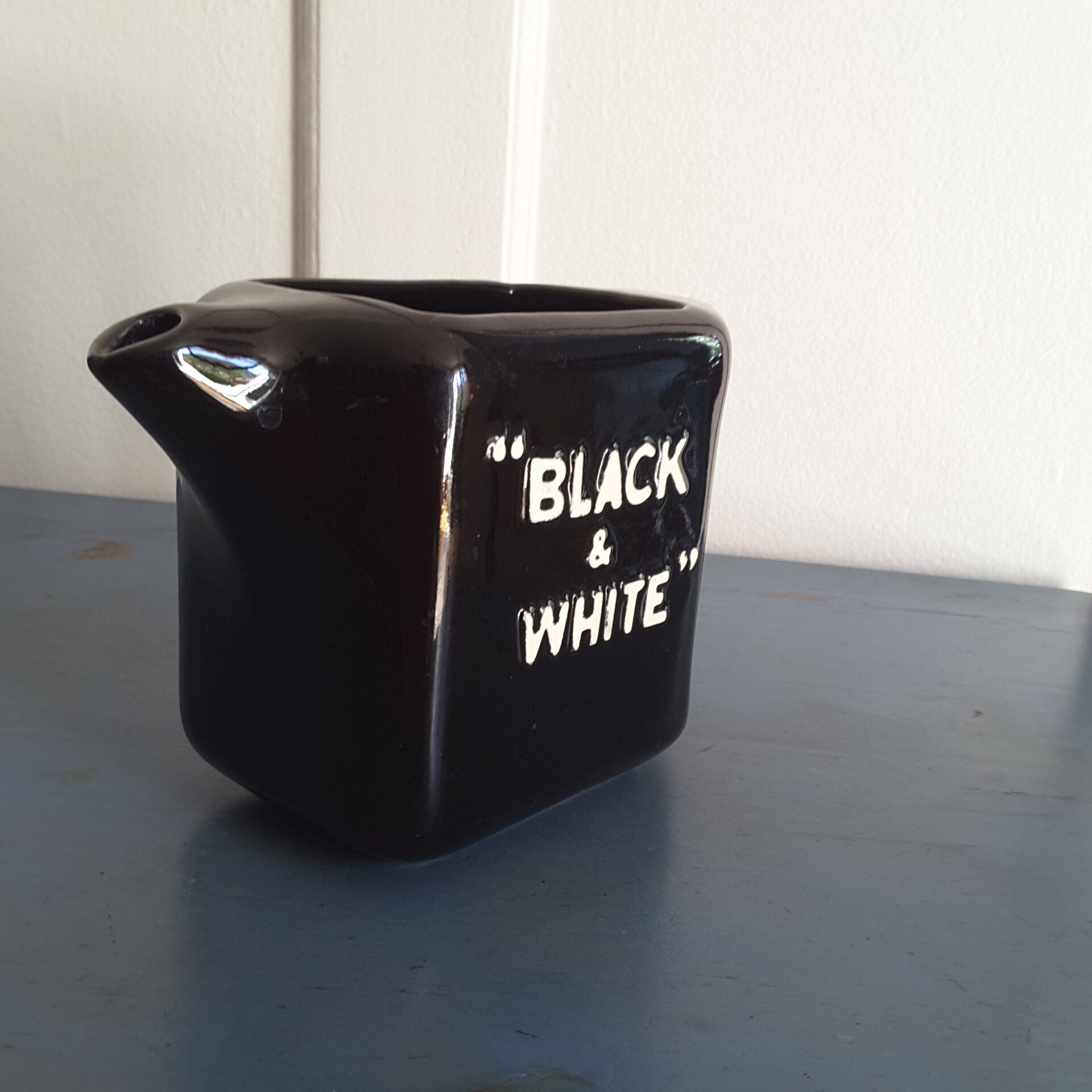Pichet black & white