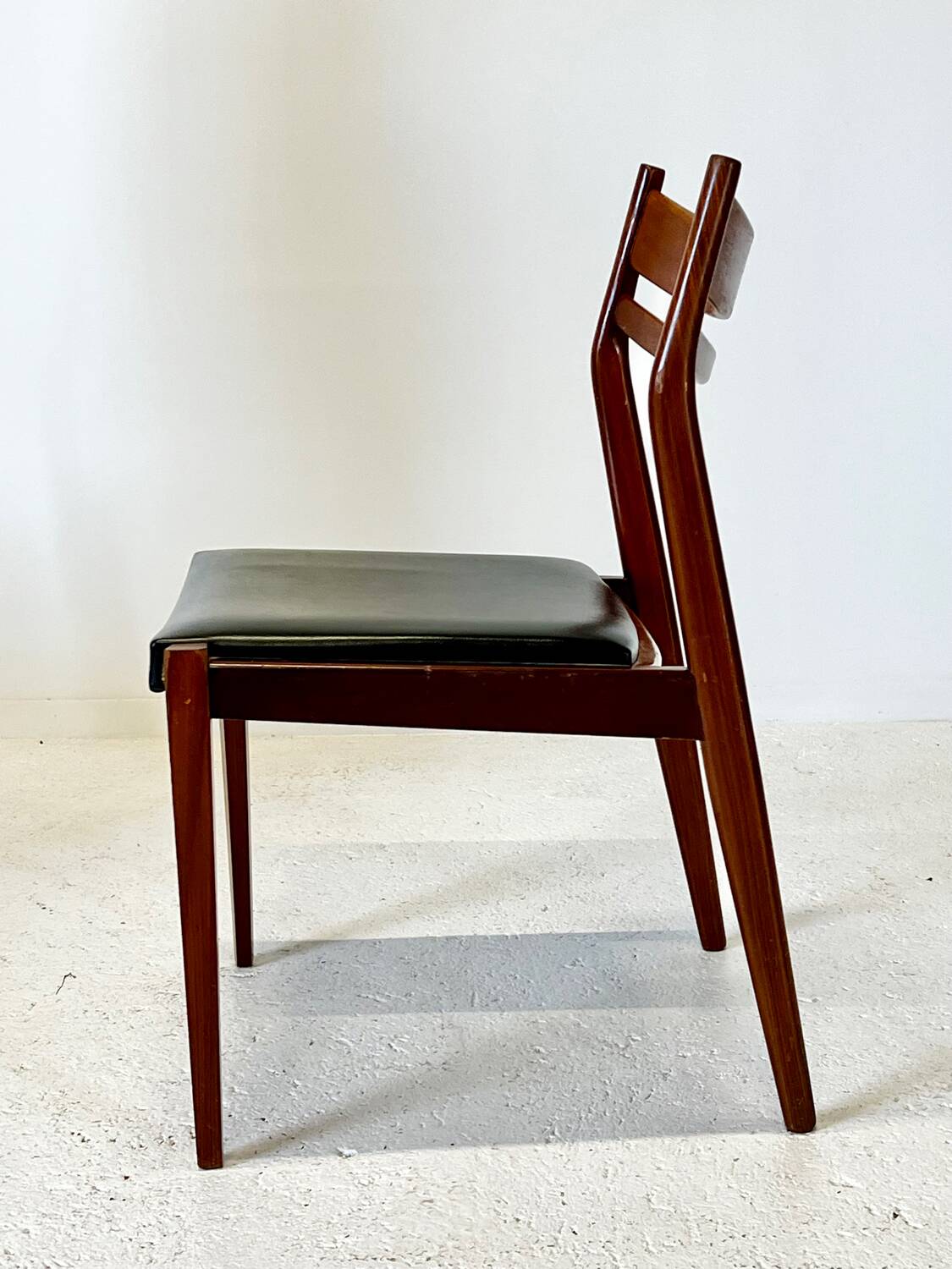 4 chaises scandinaves