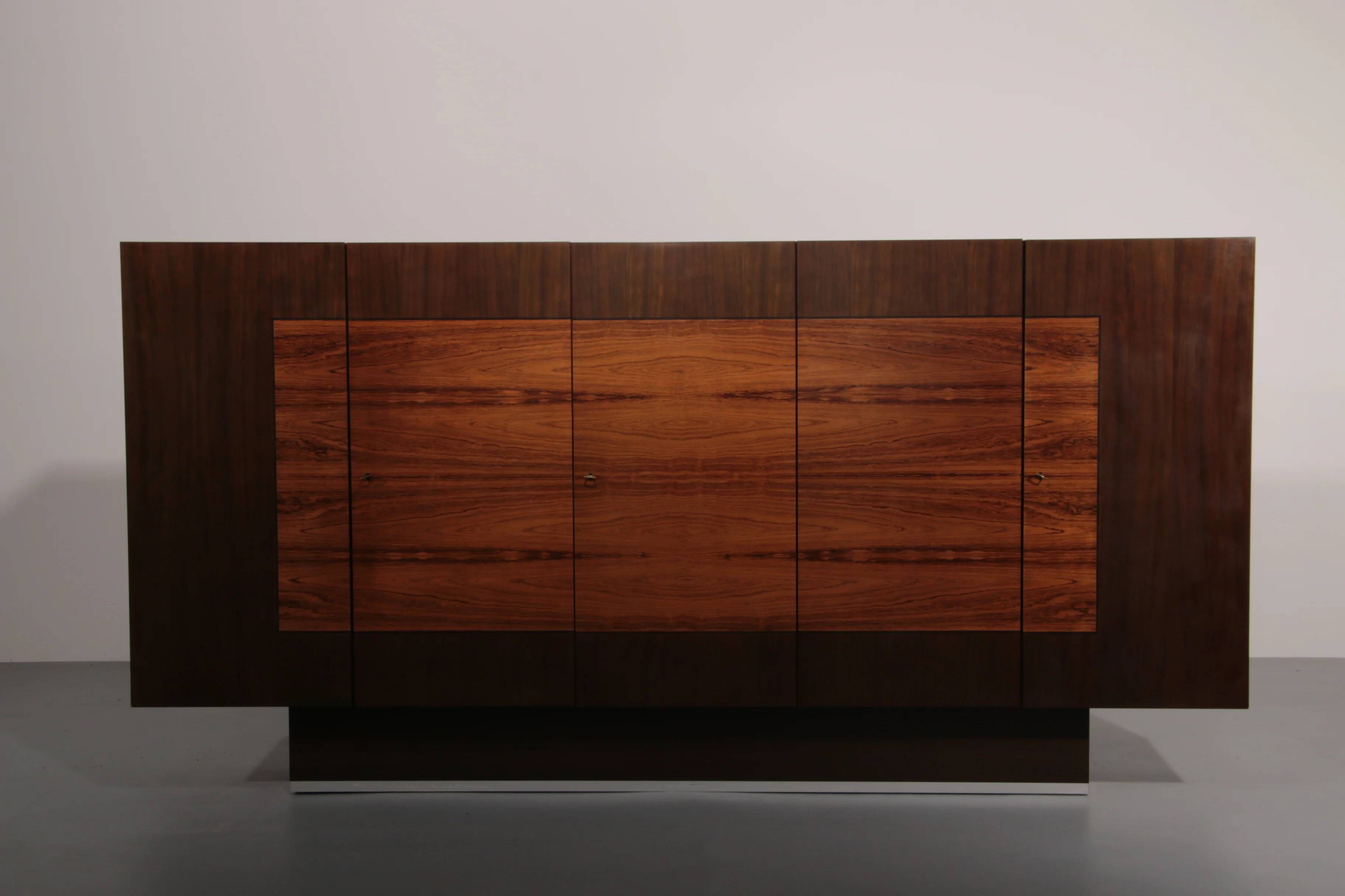 Beautiful large wall unit with plenty of storage space and a bar cabinet, 1970.