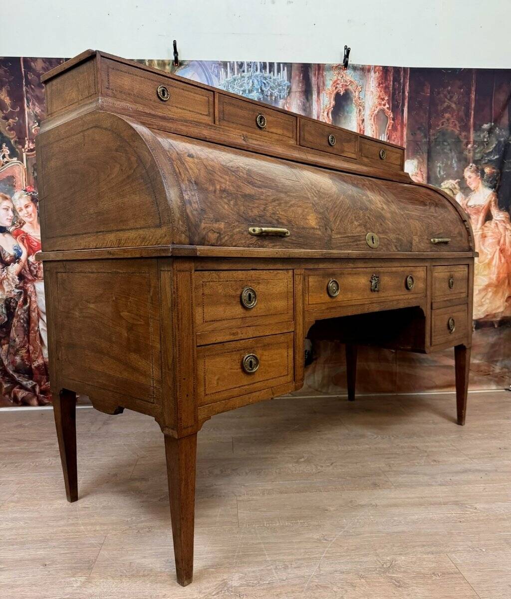 Bureau à cylindre de centre en noyer, époque Louis XVI