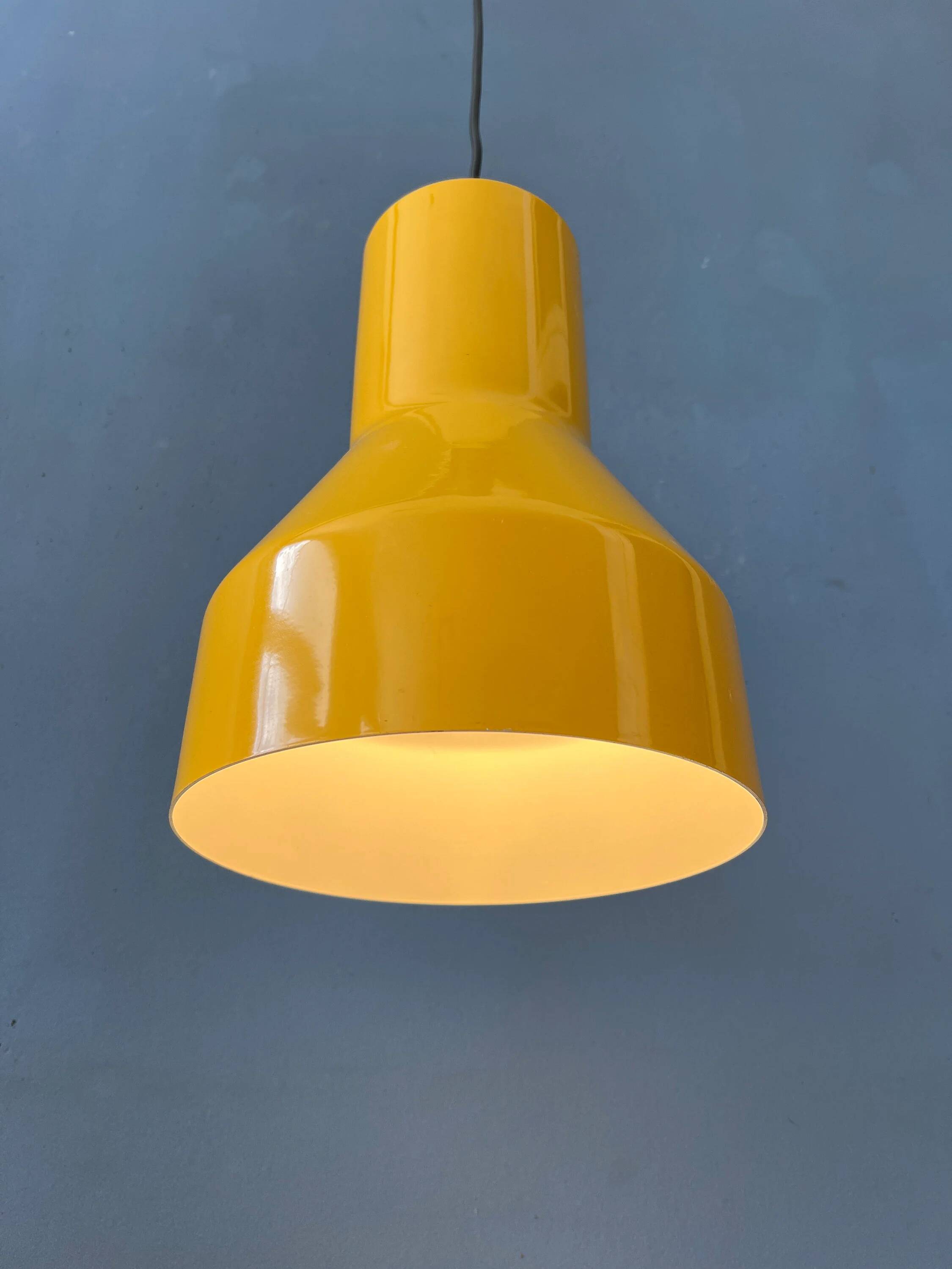 Suspension Space Age industrial in yellow metal