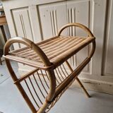 Porte revue en rotin vintage