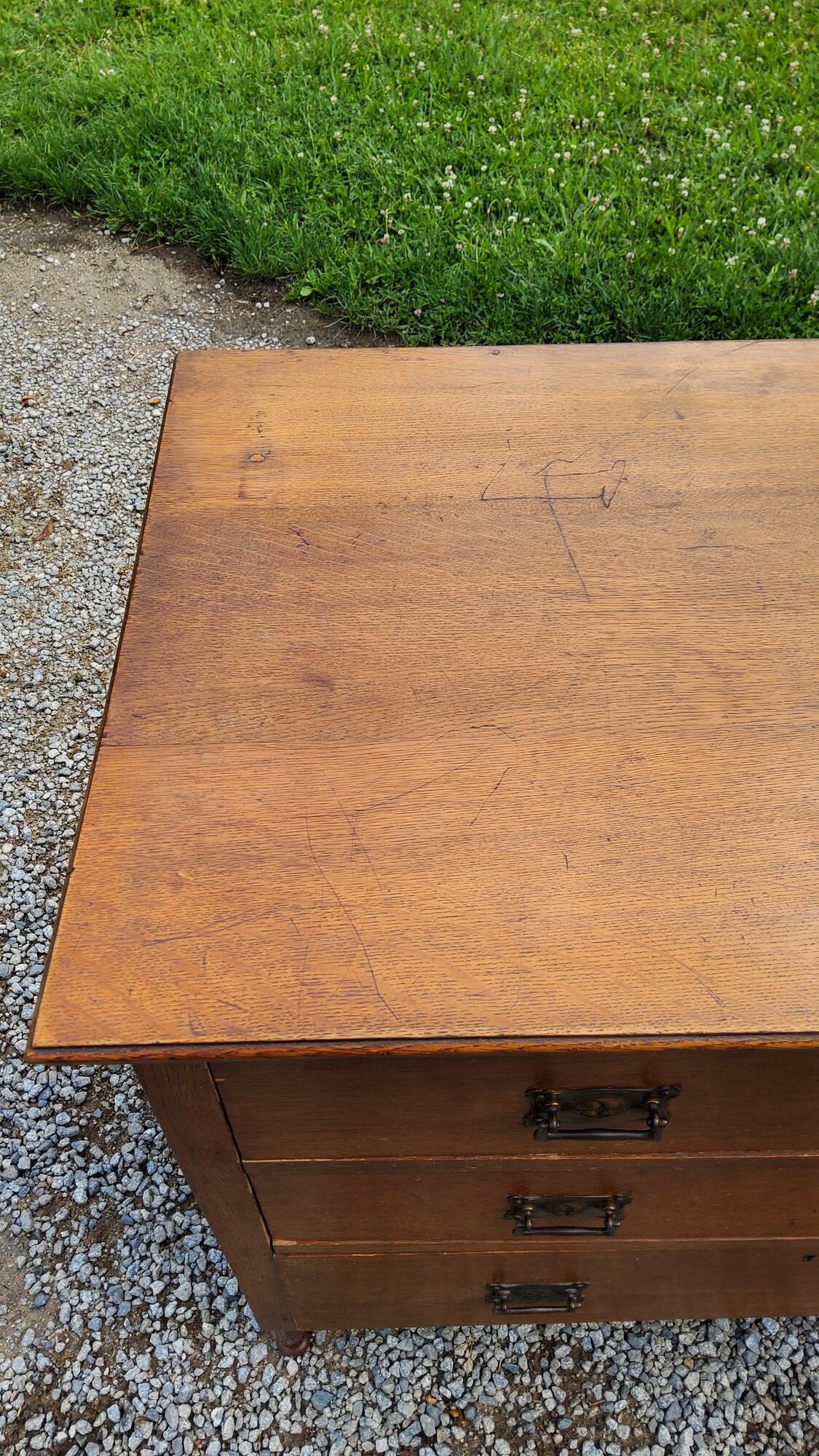 Commode des années 50 en chêne massif 3 tiroirs  pieds coniques