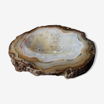 Empty pocket in agate