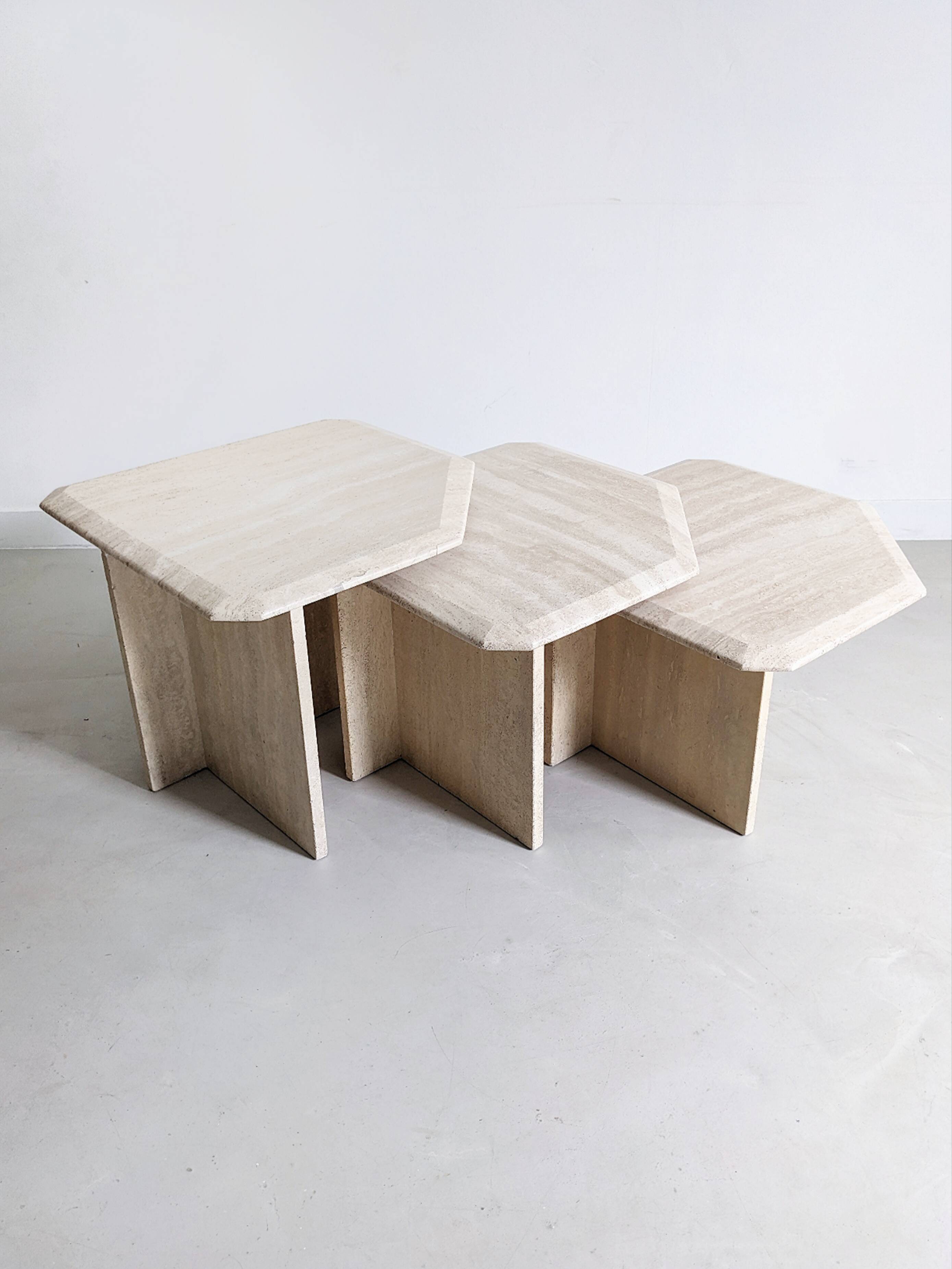 Tables gigognes en travertin années 1980