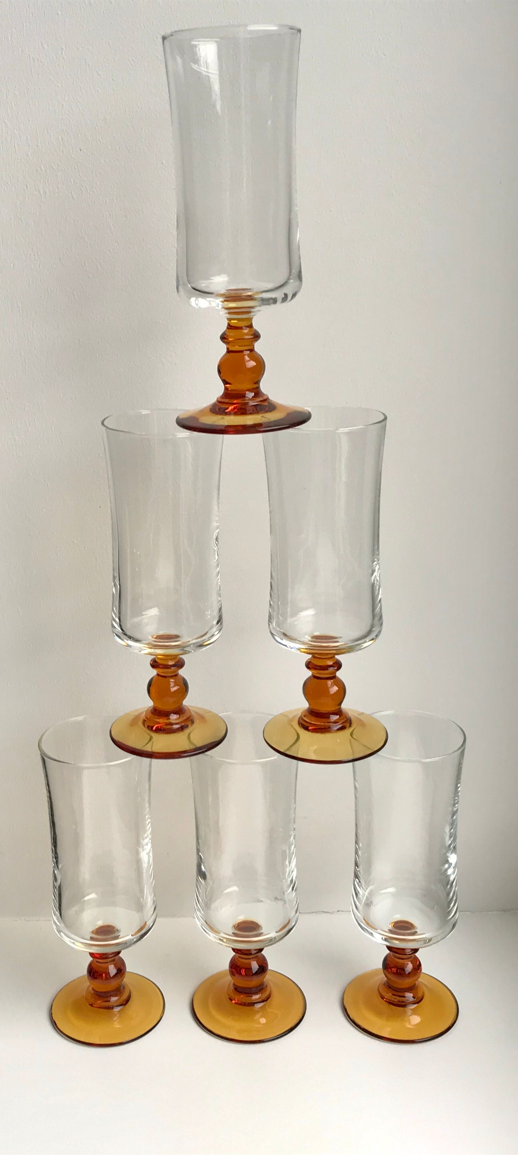 Set of 6 champagne flutes with amber foot 70s