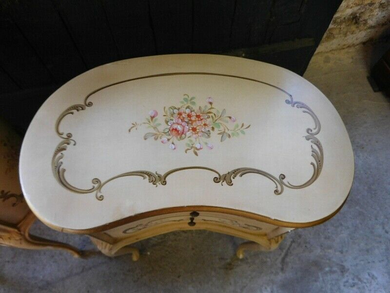 Pair of bedsides modele kidney