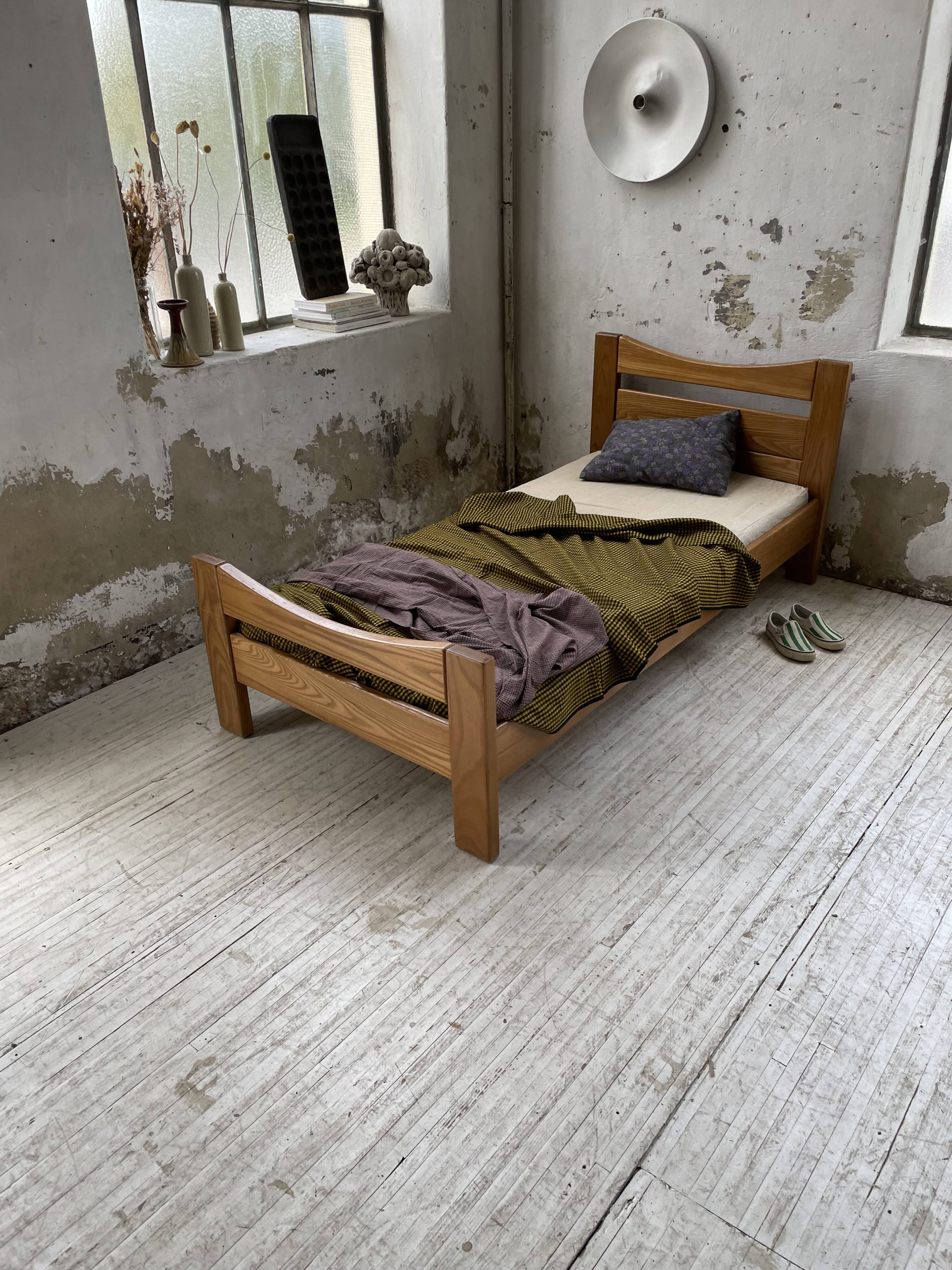 Maison Regain solid single bed