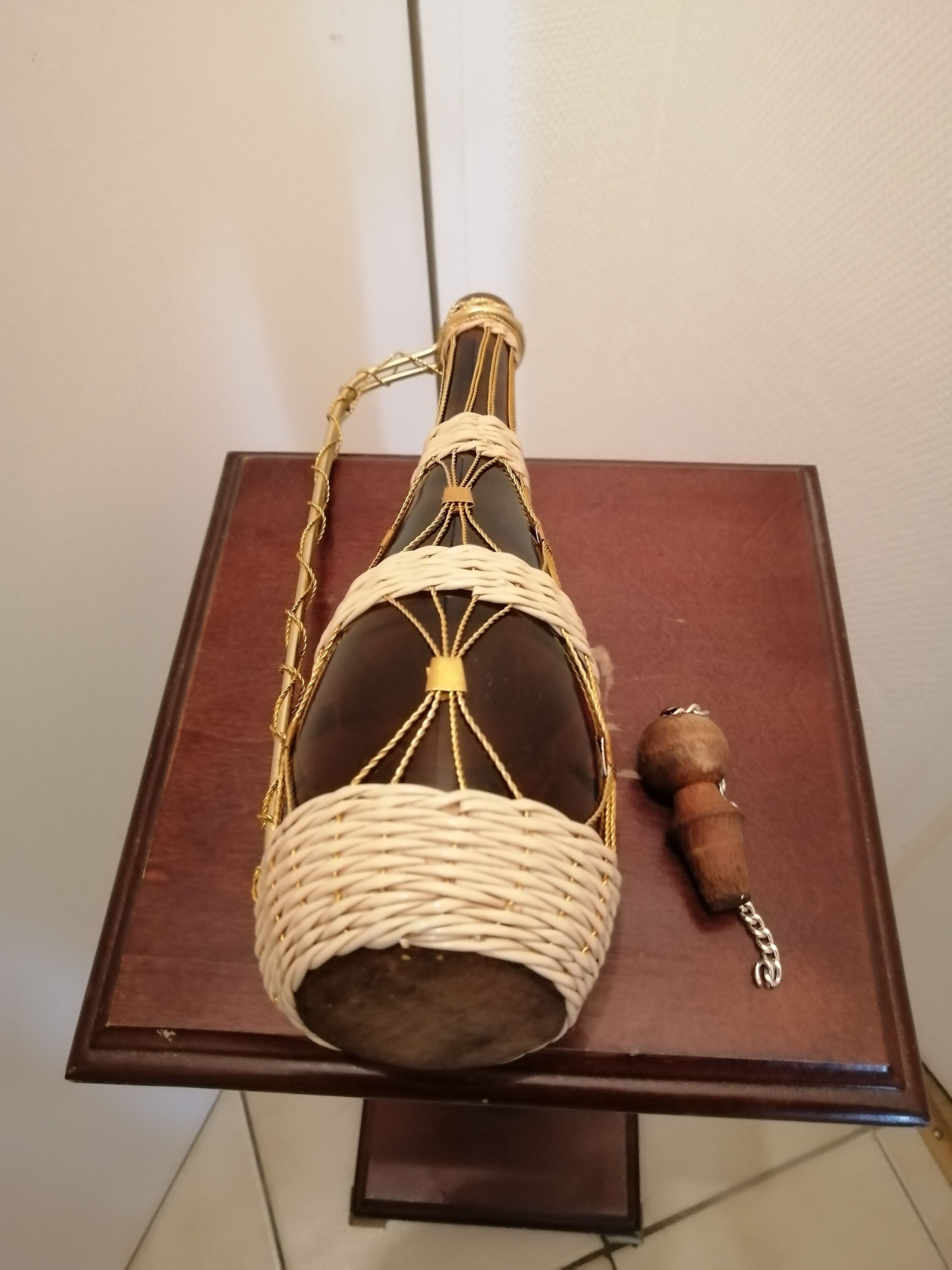 Bottle in scoubidou decorative glass and gilded metal frame