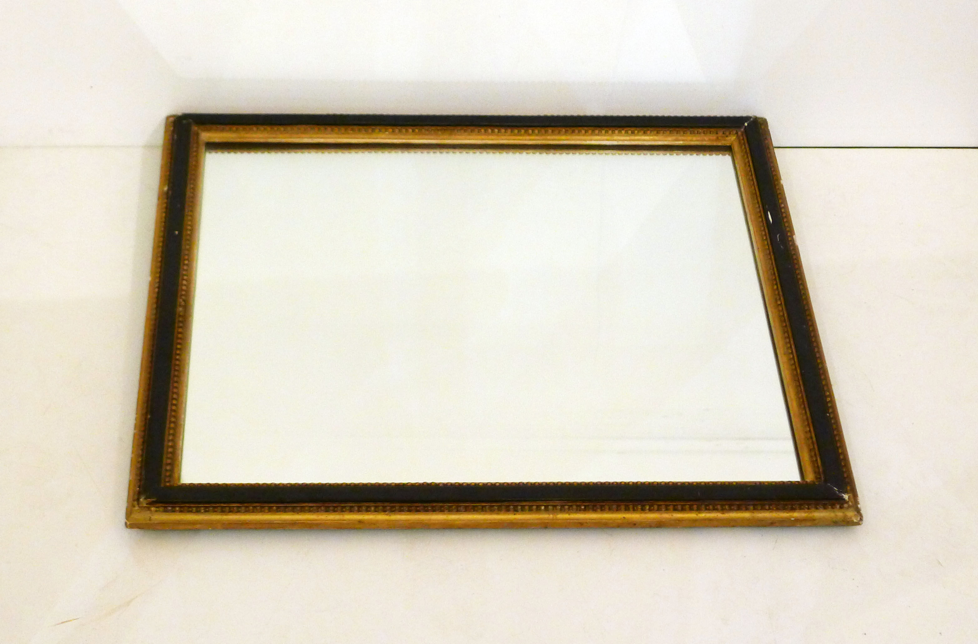 Miroir noir et frises de perles dorées - 42x42cm