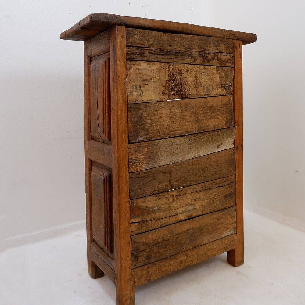 Armoire rustique en bois avec porte à panneau sculpté et ferrures en fer - Espagne, début XIXe siècle
