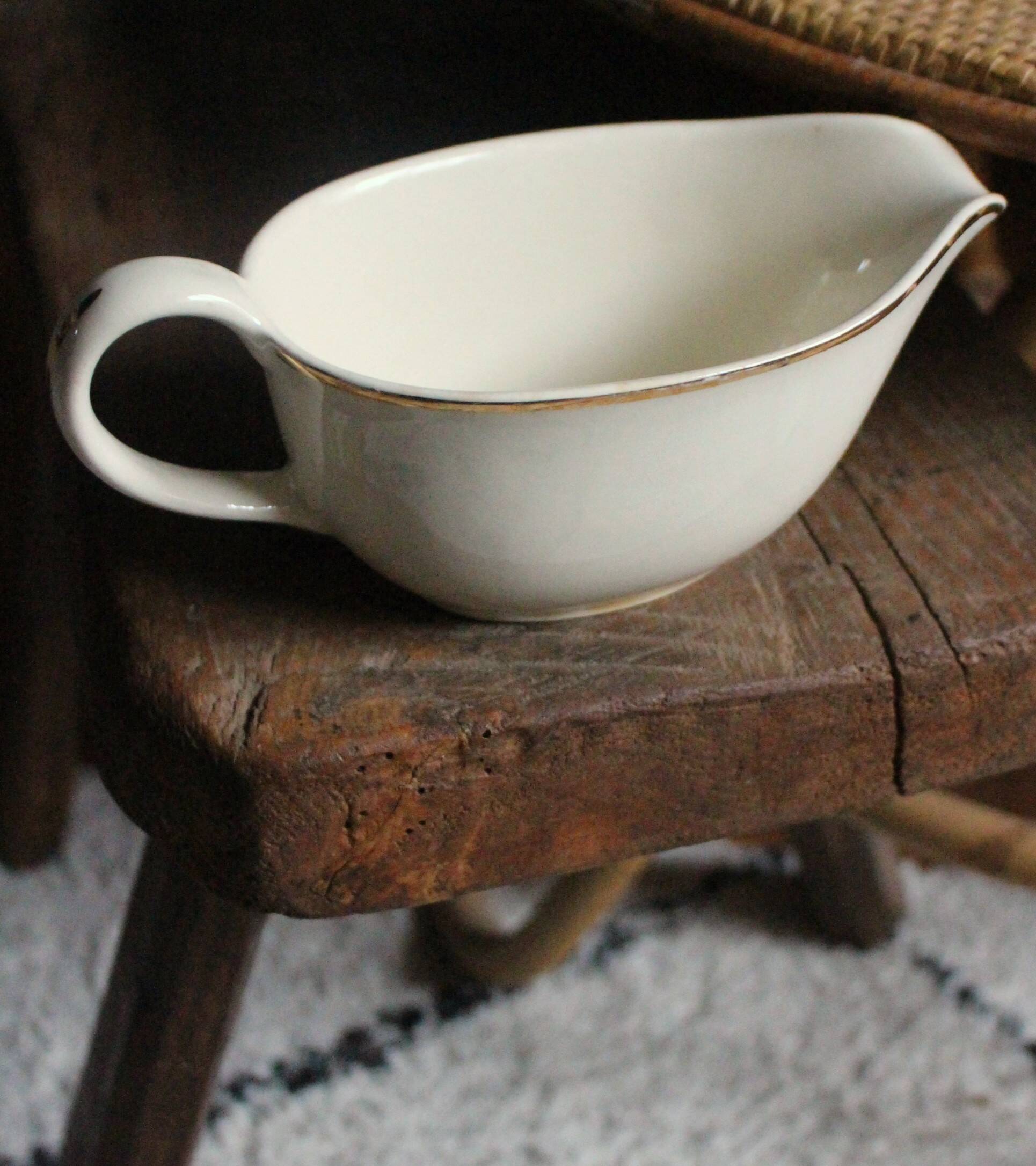 Ecru and gold earthenware sauce boat by Villeroy & Boch