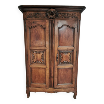 Grande armoire bressane sculptee dite de mariage