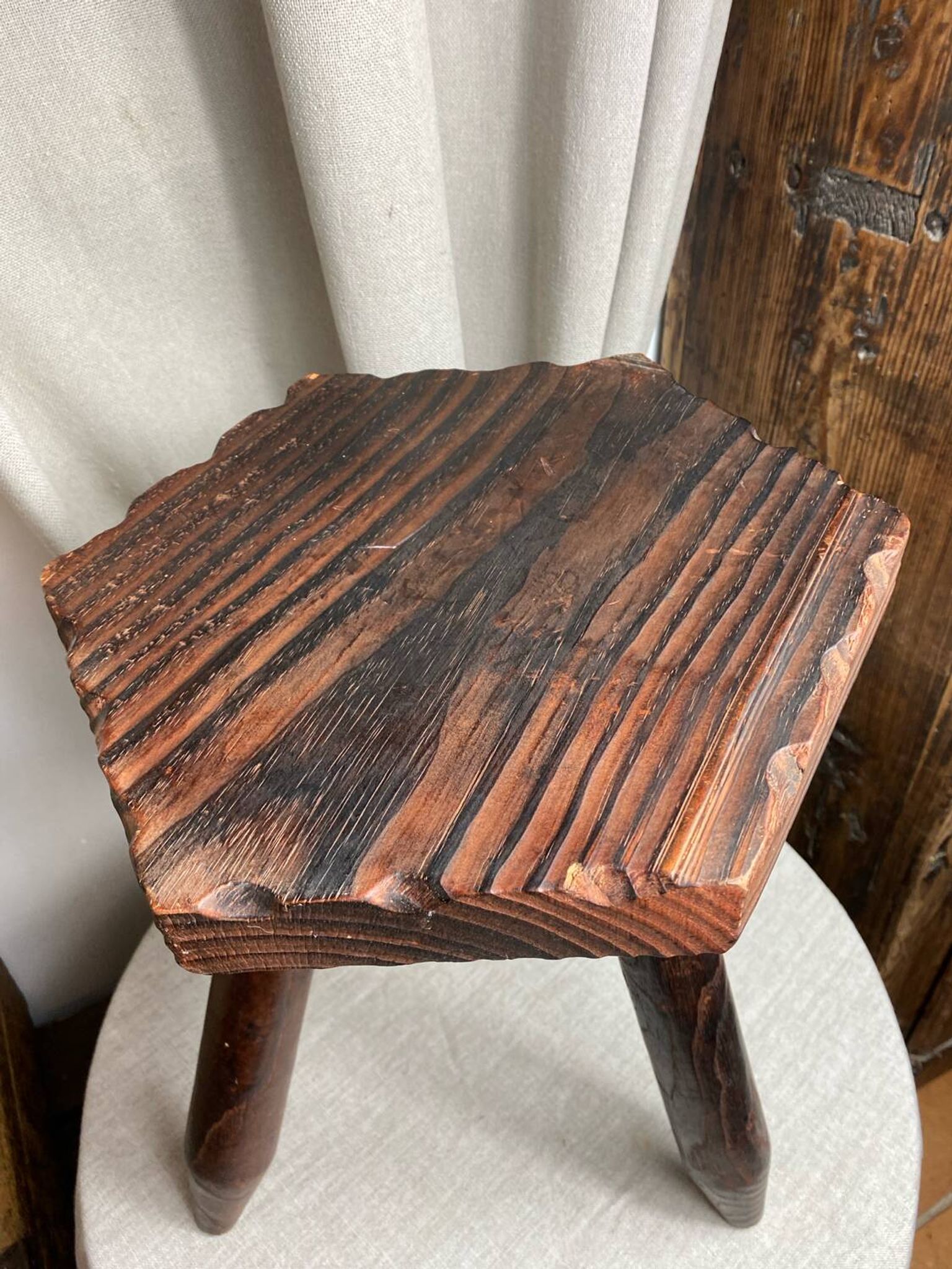 Tabouret de ferme français  tripode en bois années 60