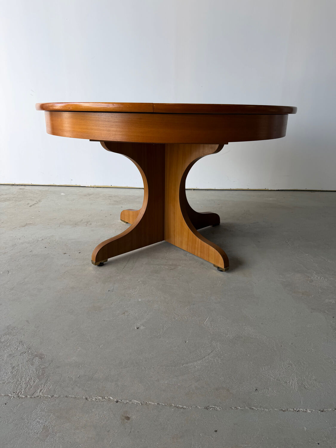 Table à manger extensible ronde à piètement en croix