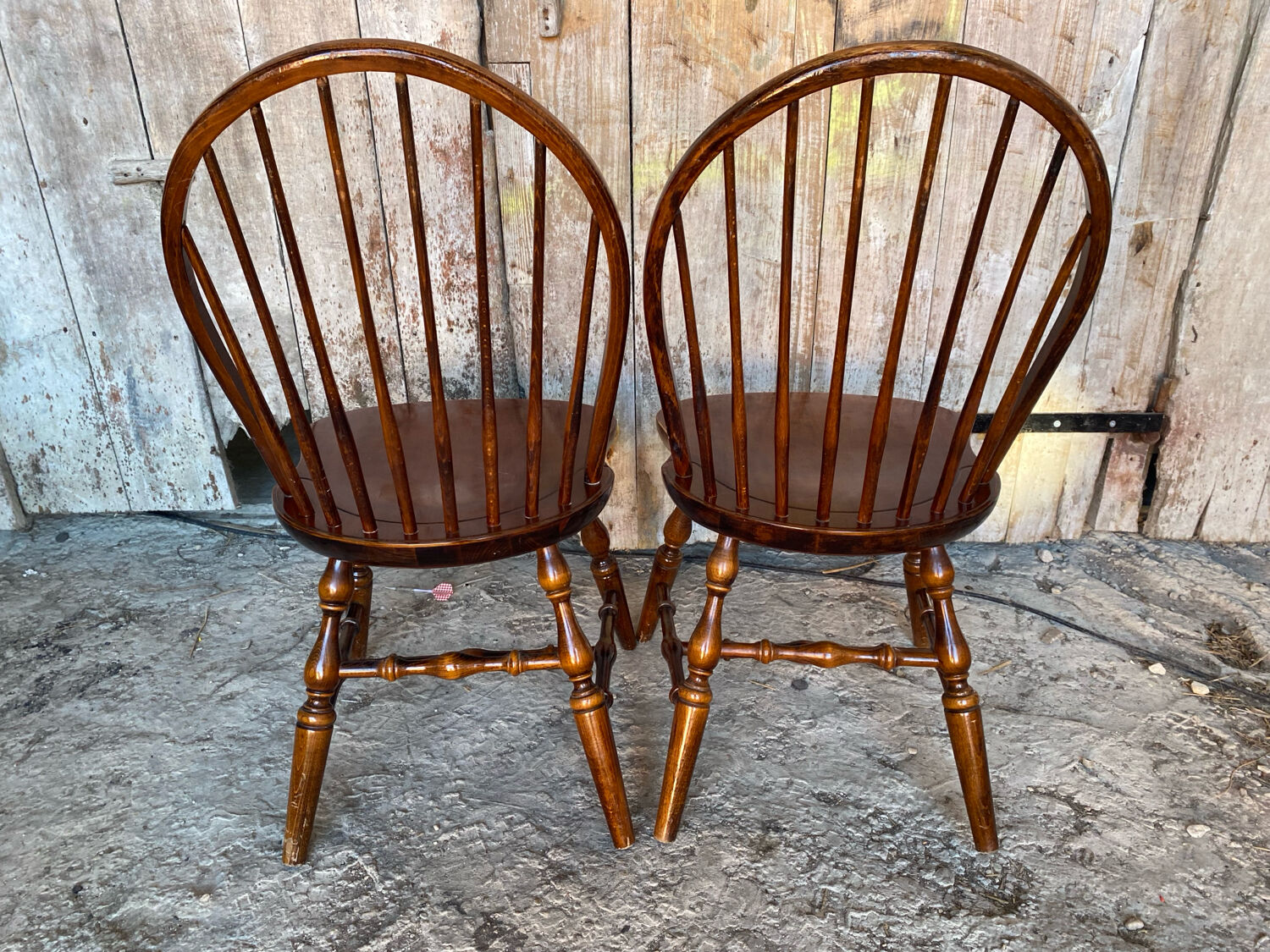 Pair of antique american windsor chairs, turned oak wood, vintage