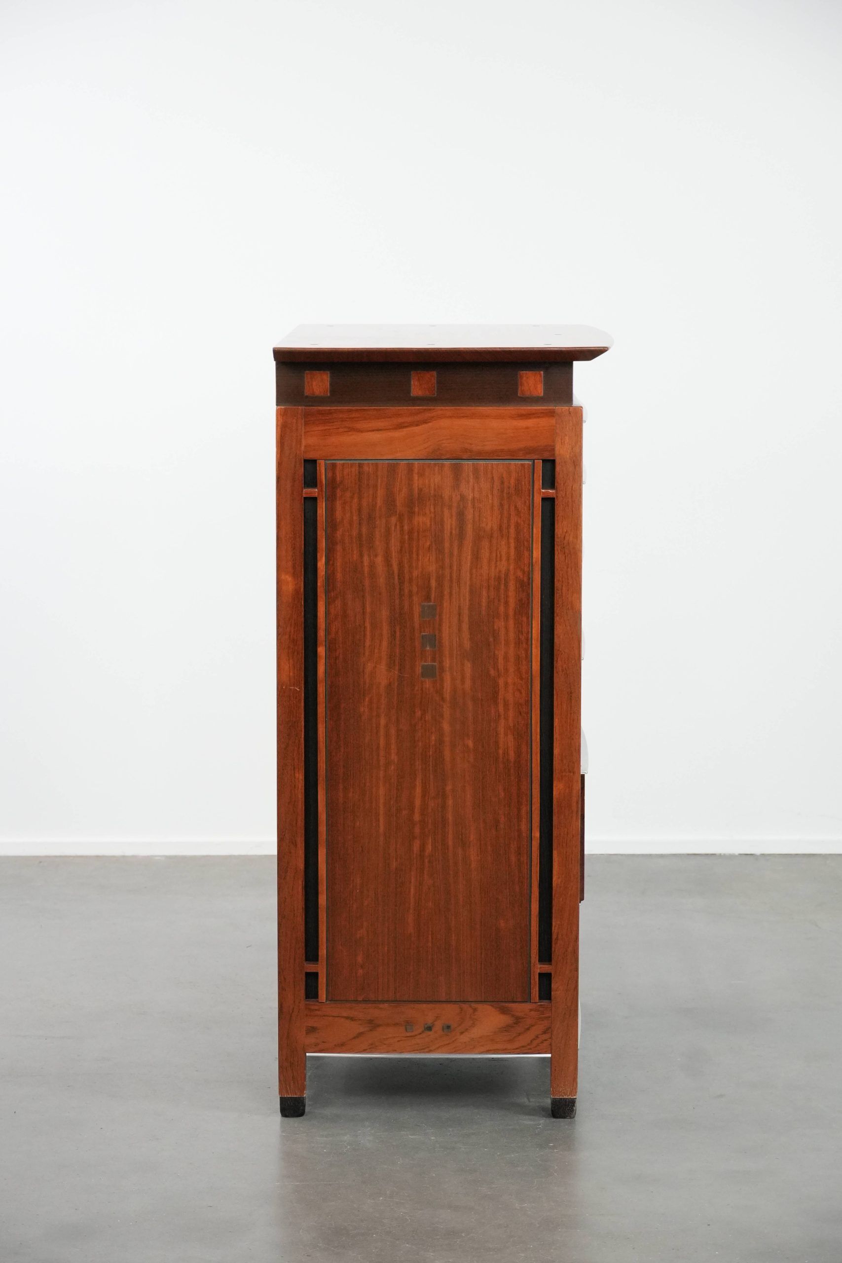 Art Deco design chest of drawers with 6 drawers and remarkable details