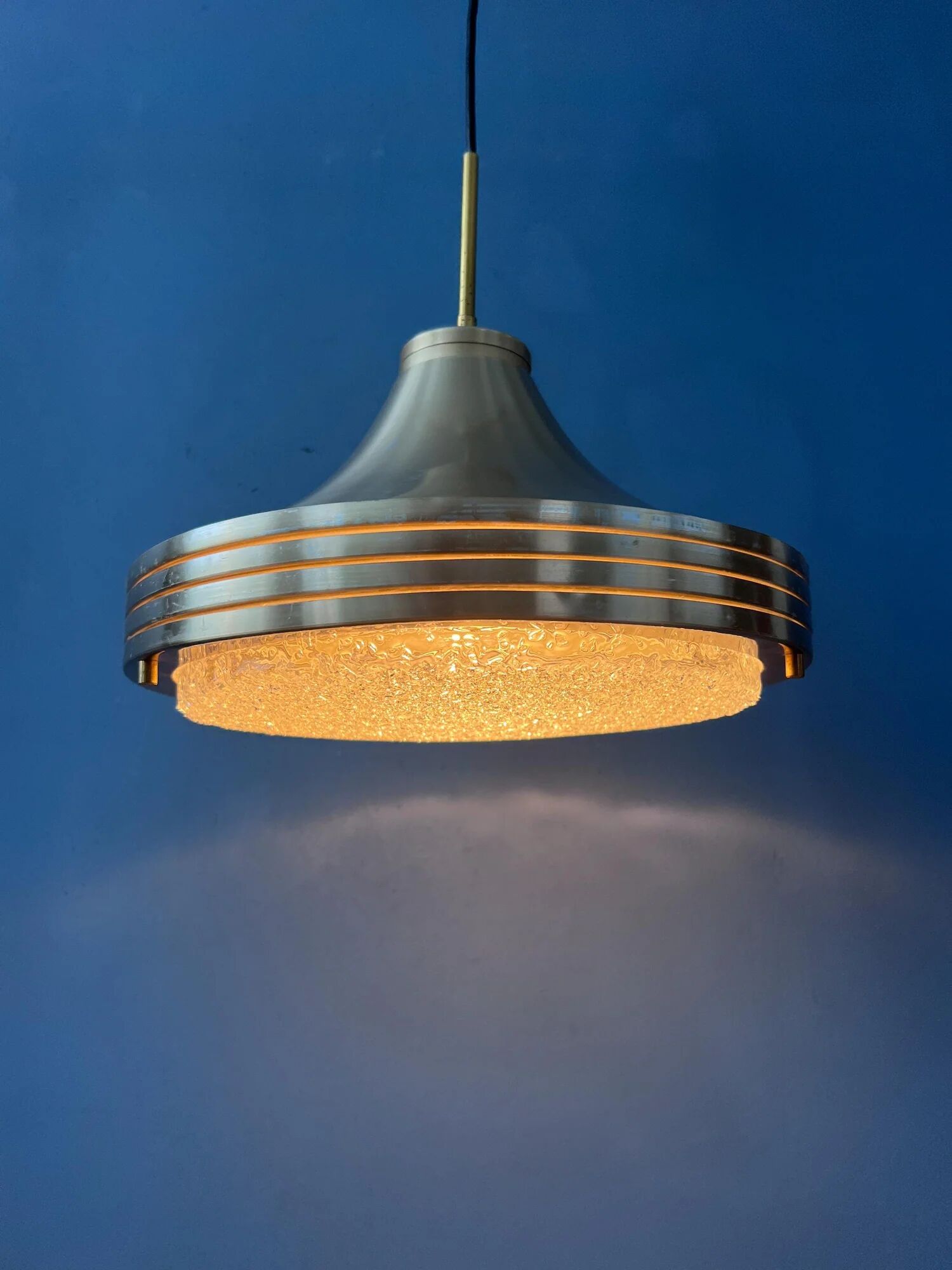 Suspension en verre et aluminium brossé de style mid-century