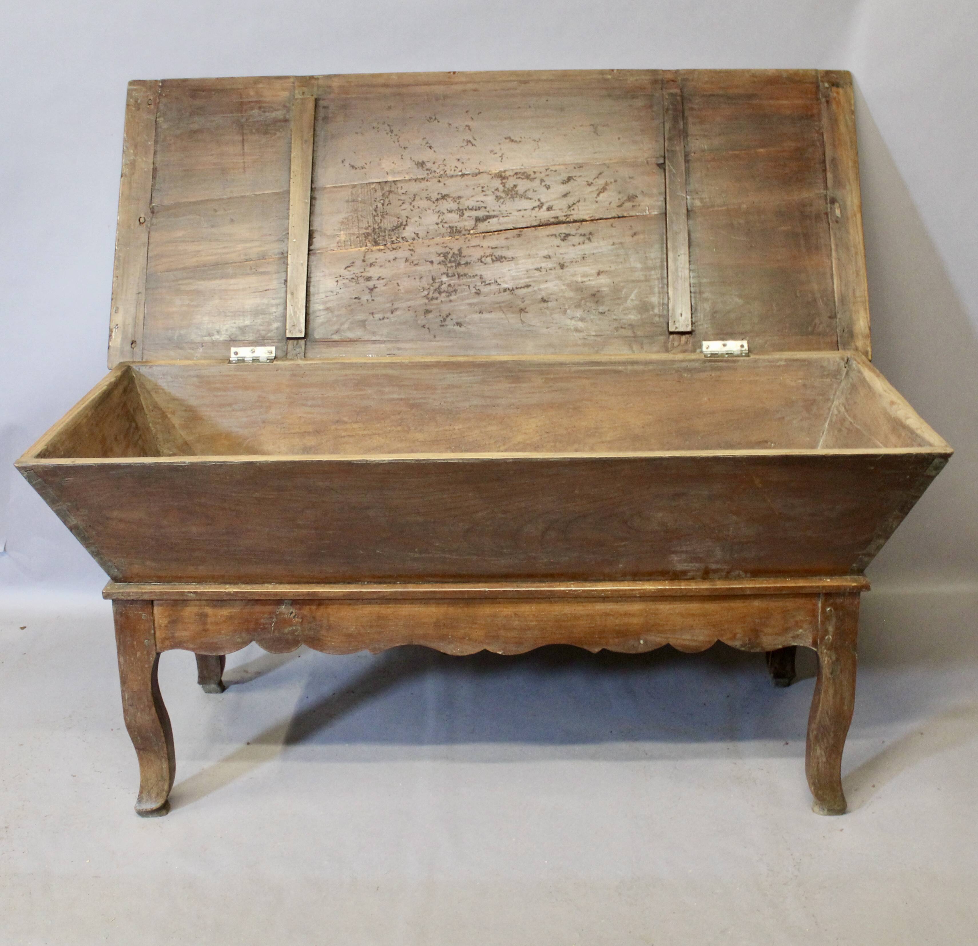 Pétrin en merisier Louis XV