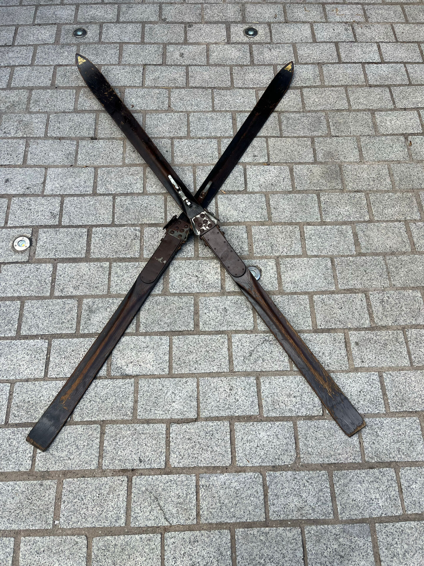 Paire de skis vintage en bois L = 198 cm