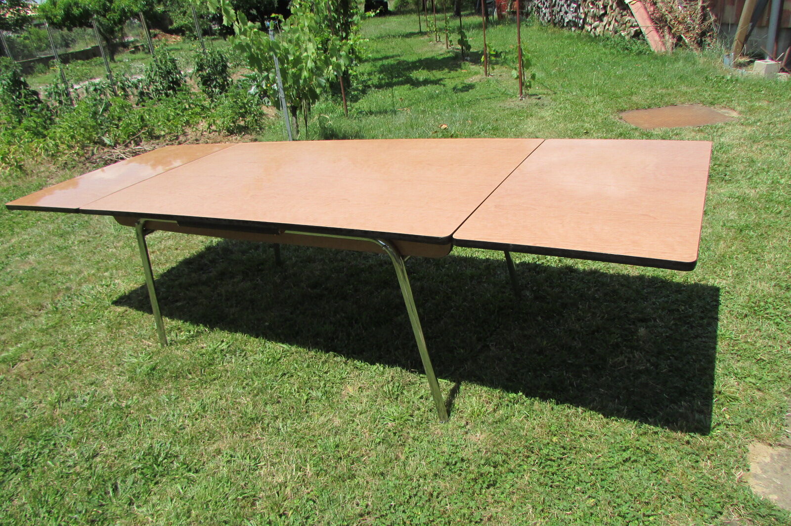 Very large stretch the 1970s in formica table