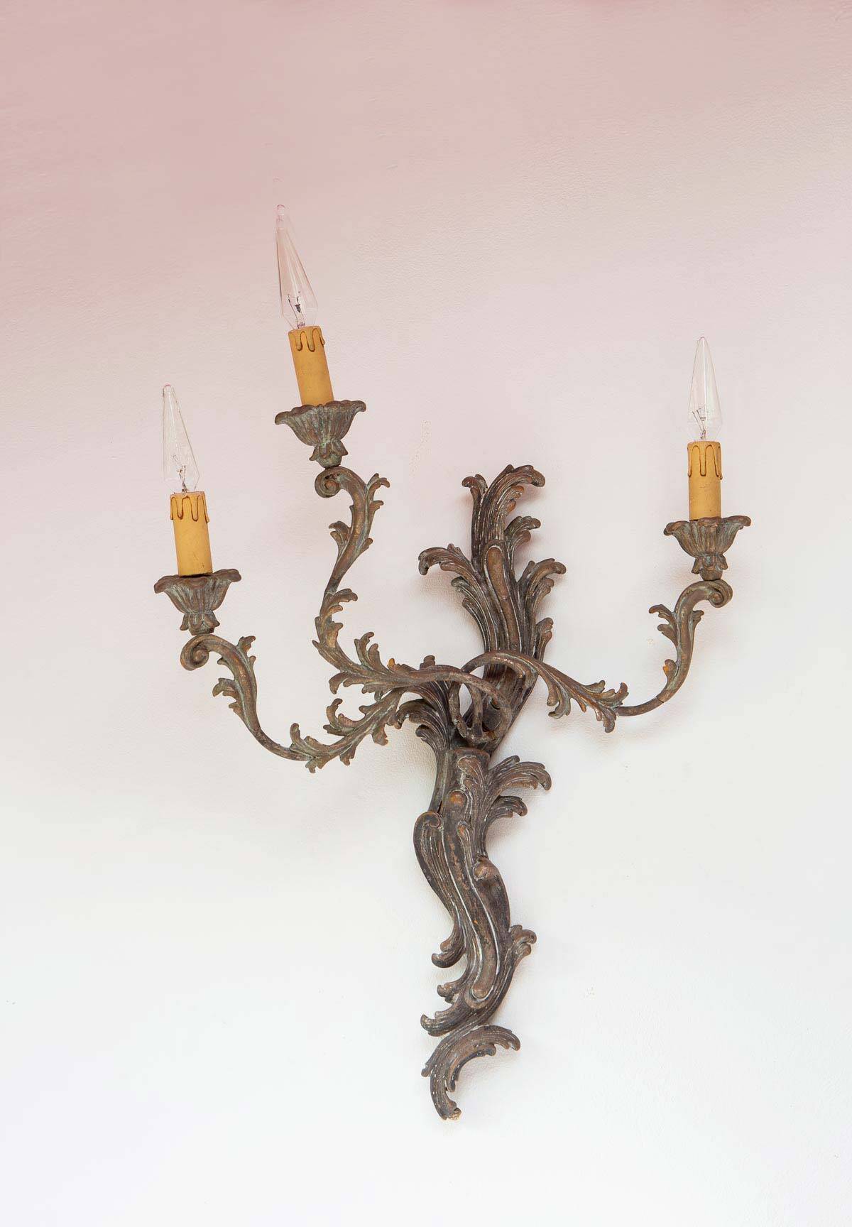 Large Italian Florentine style wall lamp in wood and metal