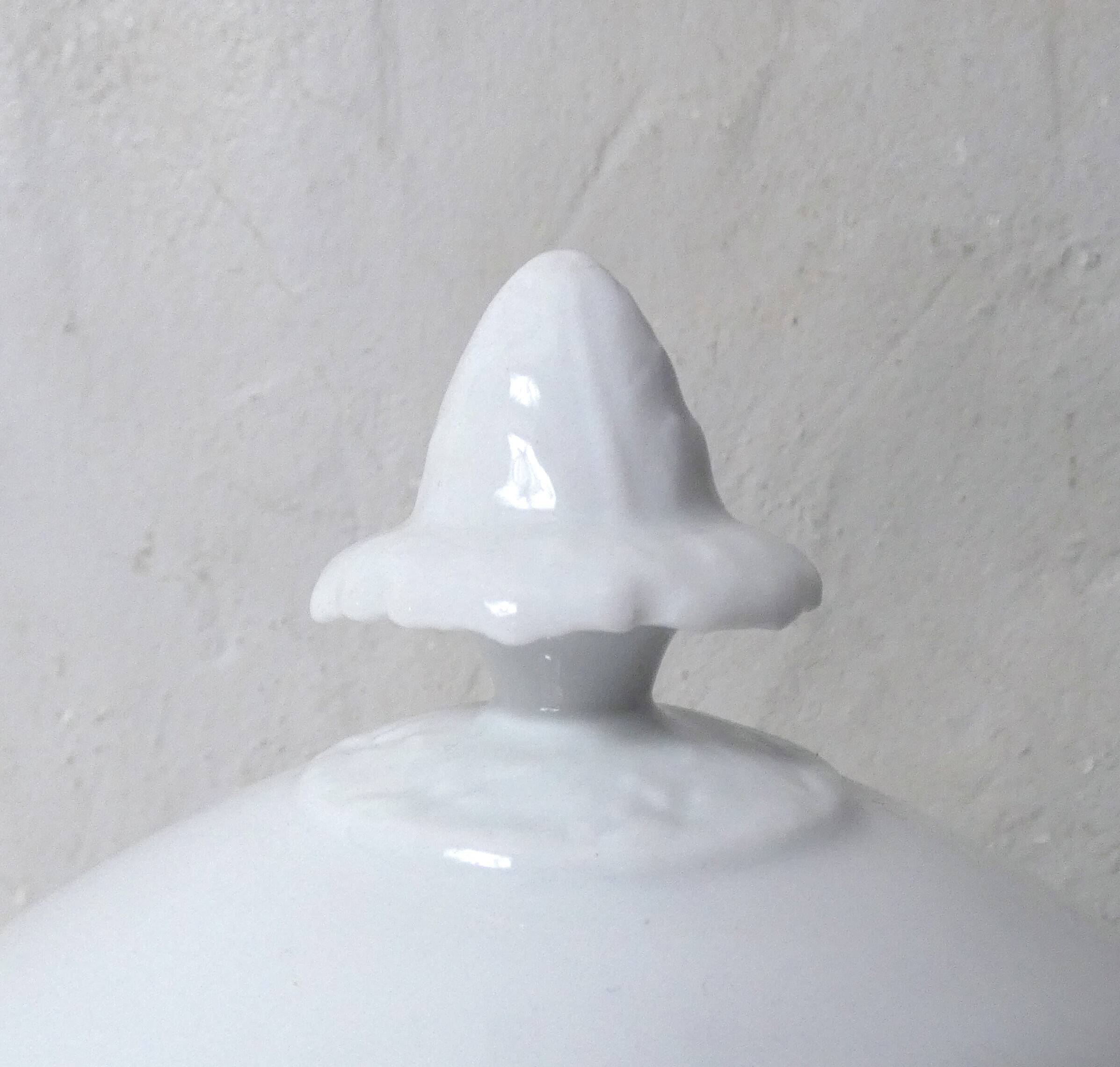 ancienne petite soupière blanche en porcelaine
