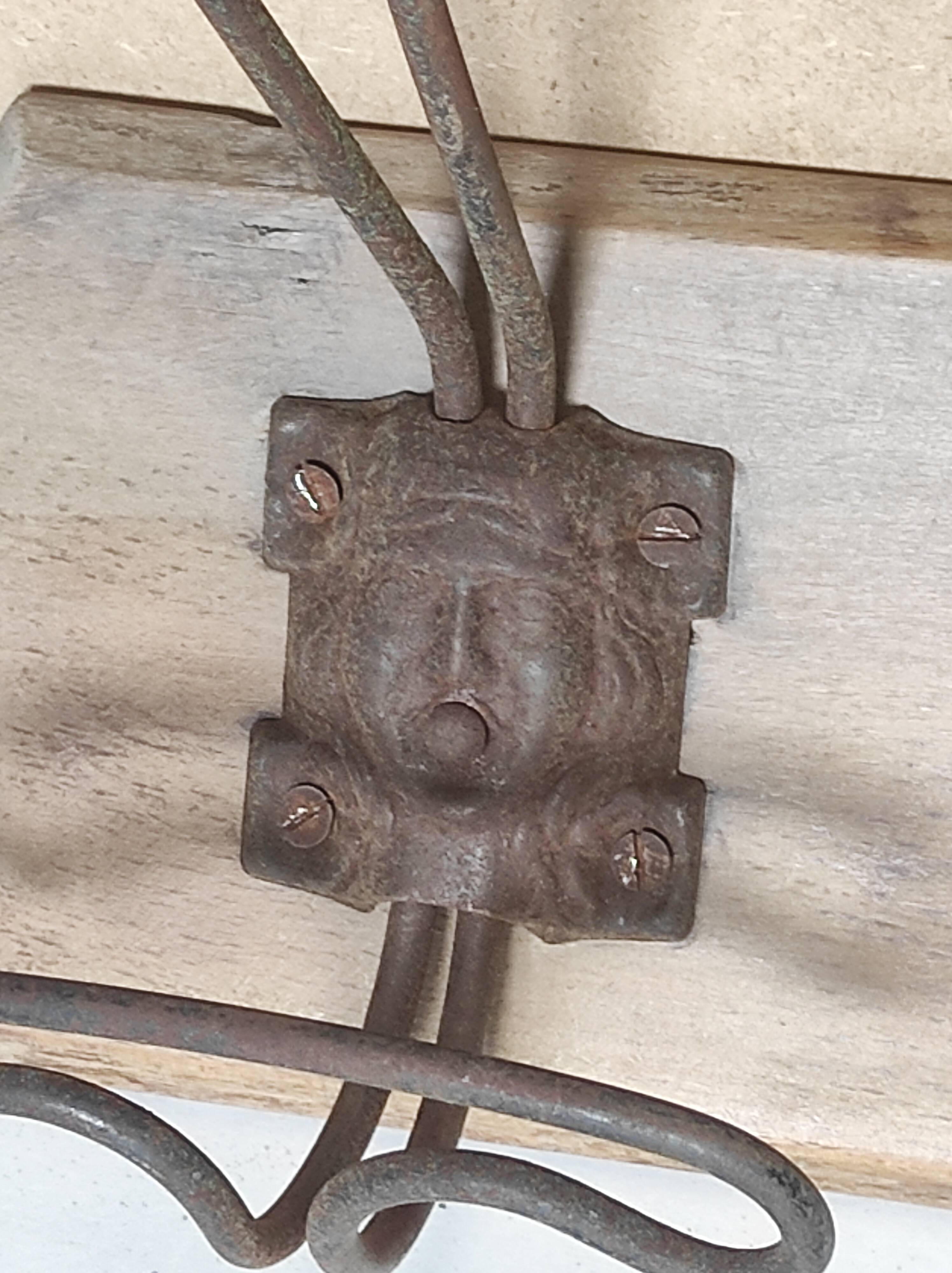 Portemanteau vintage patères métalliques avec mascarons (visages) sur plaque en bois de hêtre
